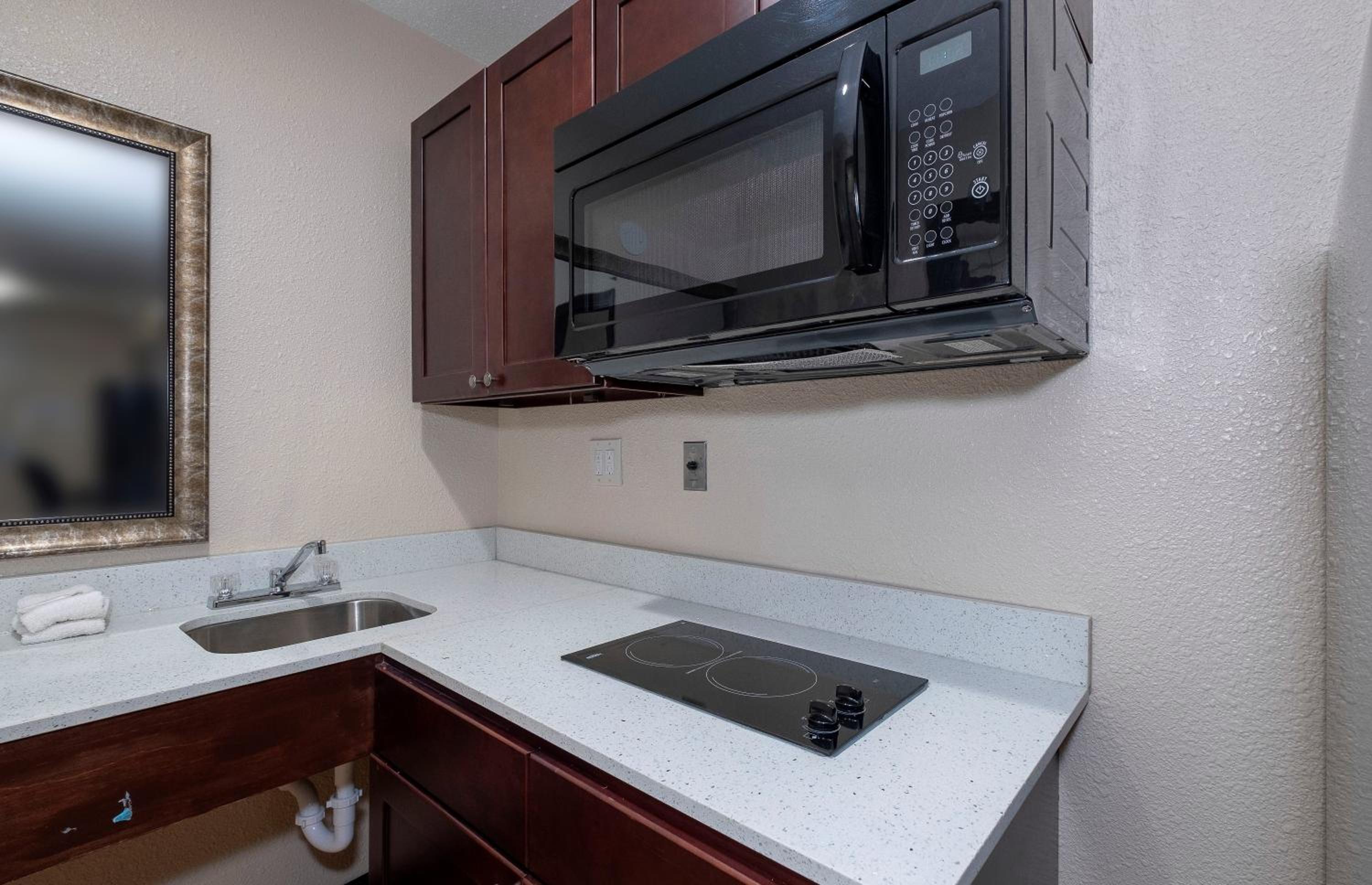 Deluxe King Room with Kitchen Non-Smoking - Photo 4