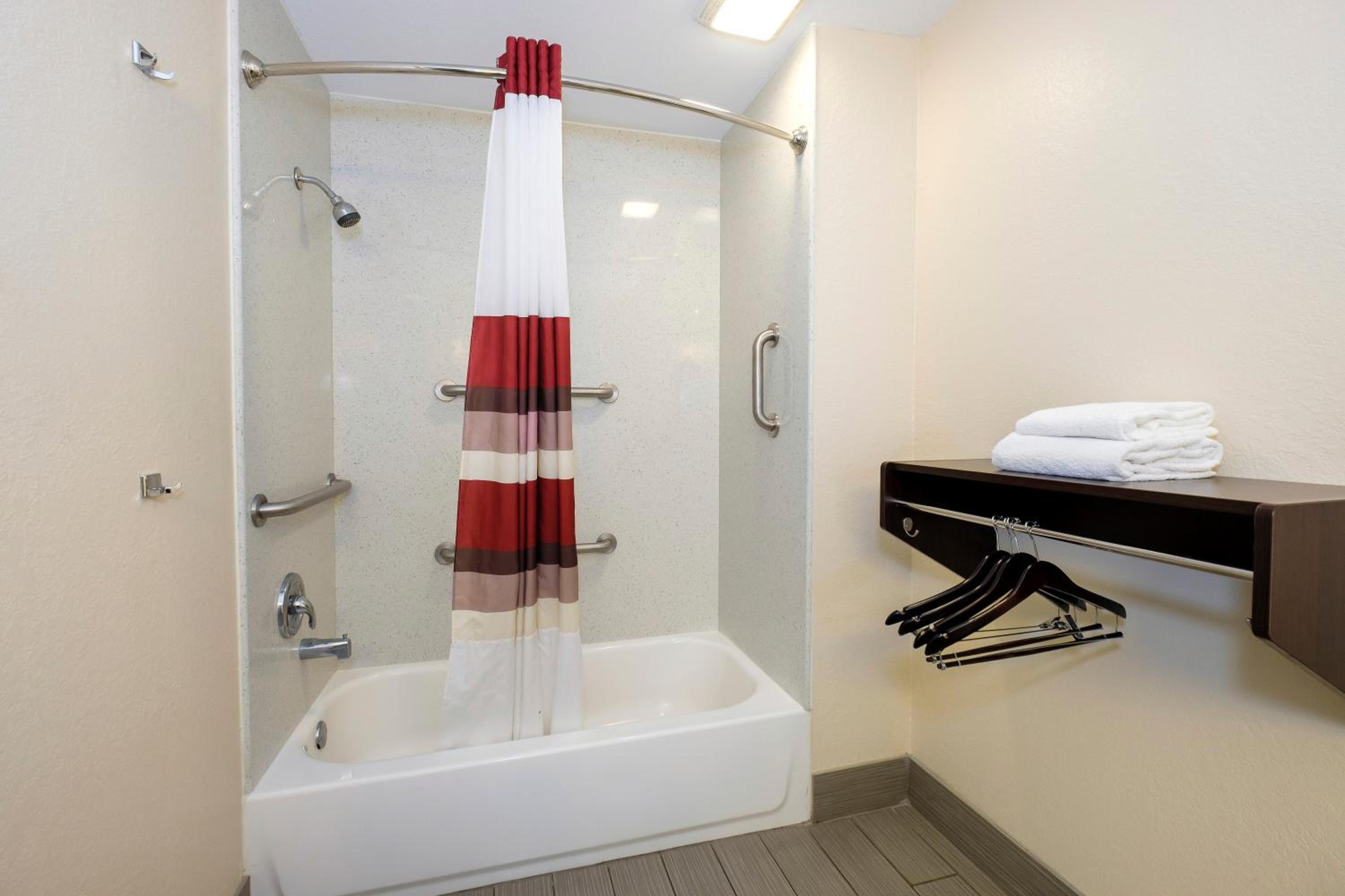 Superior King Room Disability Access Smoke Free - Photo 6