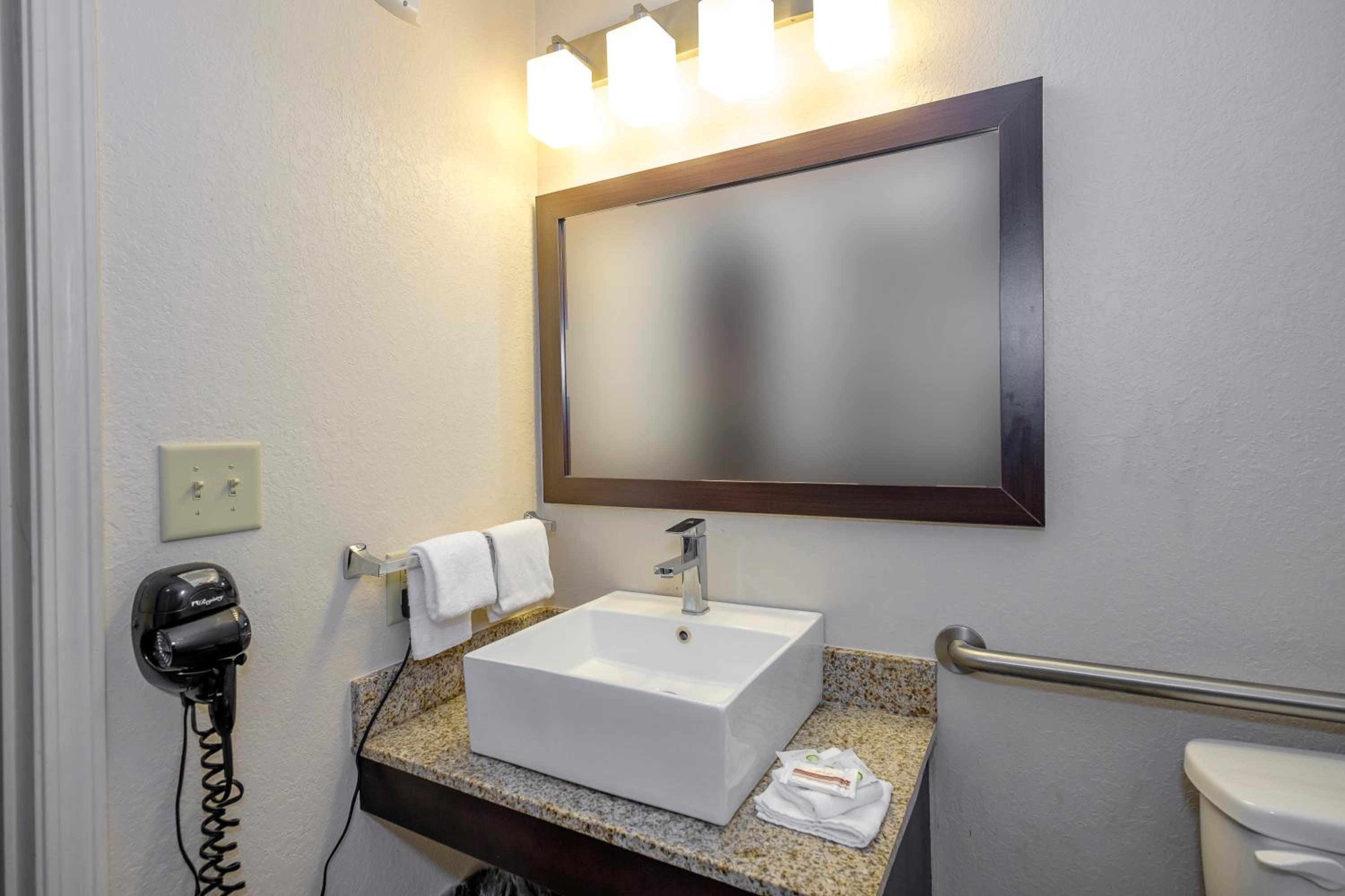 Superior King Room Disability Access Smoke Free - Photo 5