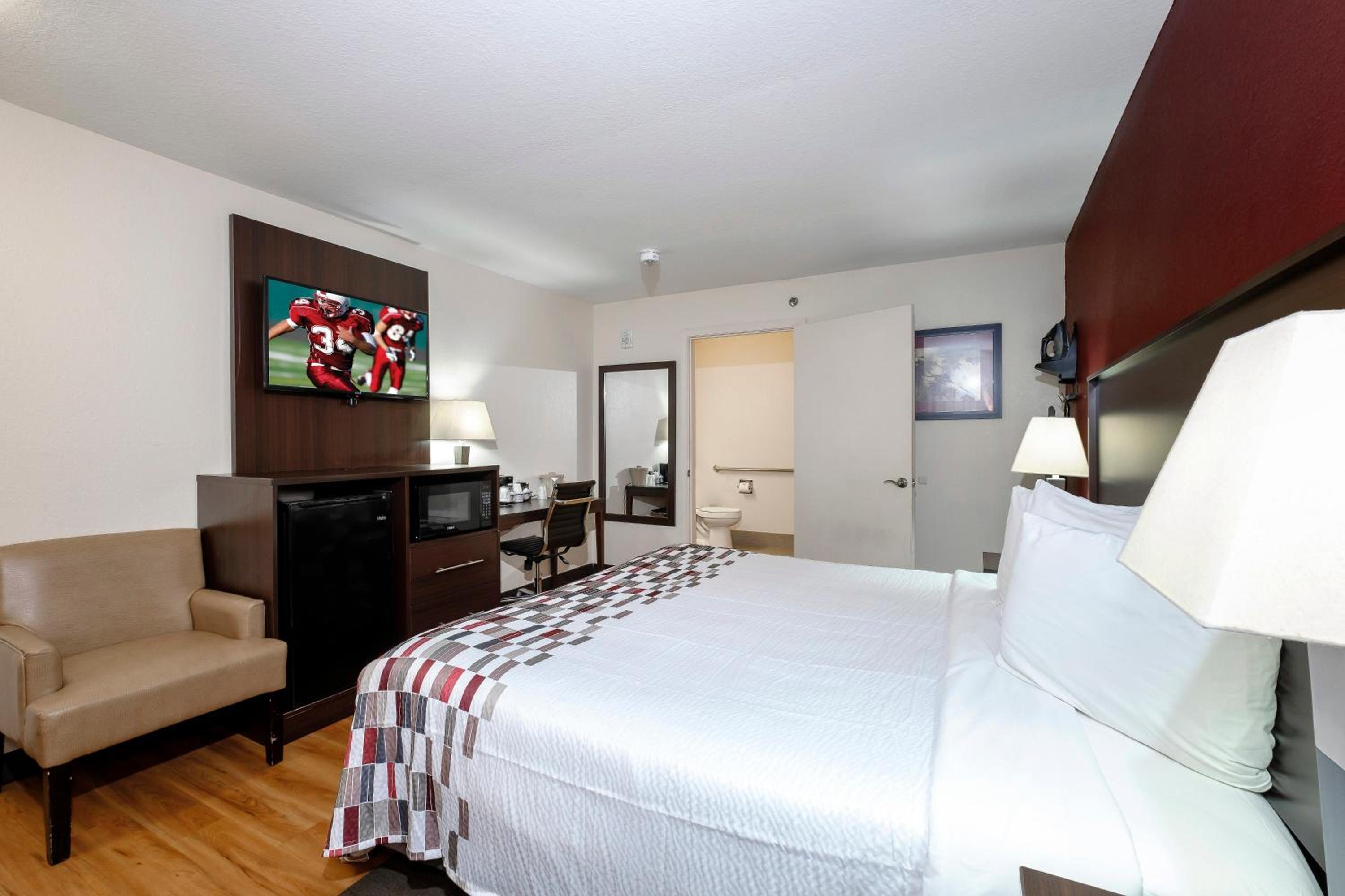 Superior King Room Disability Access Smoke Free - Photo 10