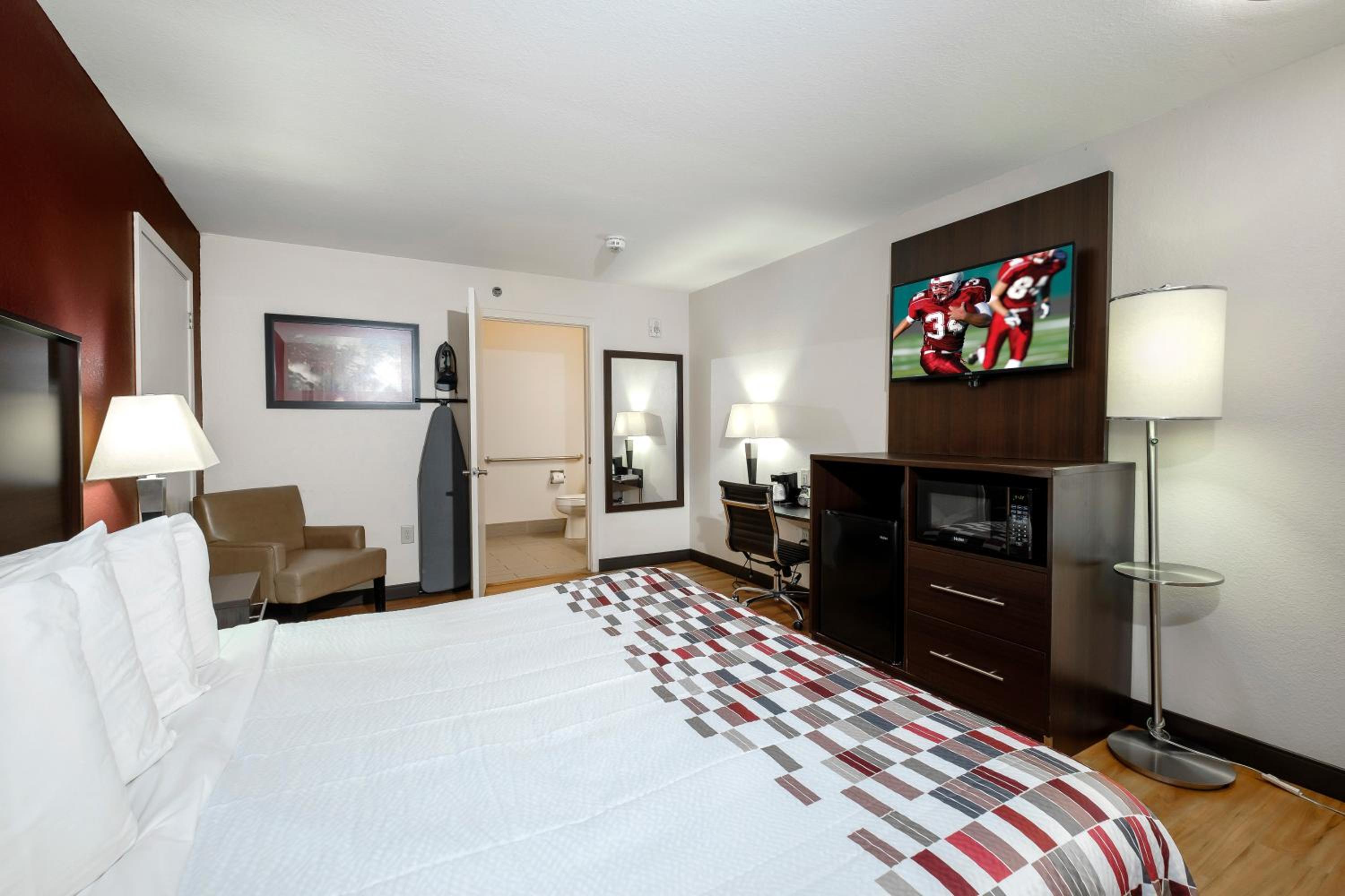 Superior King Room Disability Access Smoke Free - Photo 9