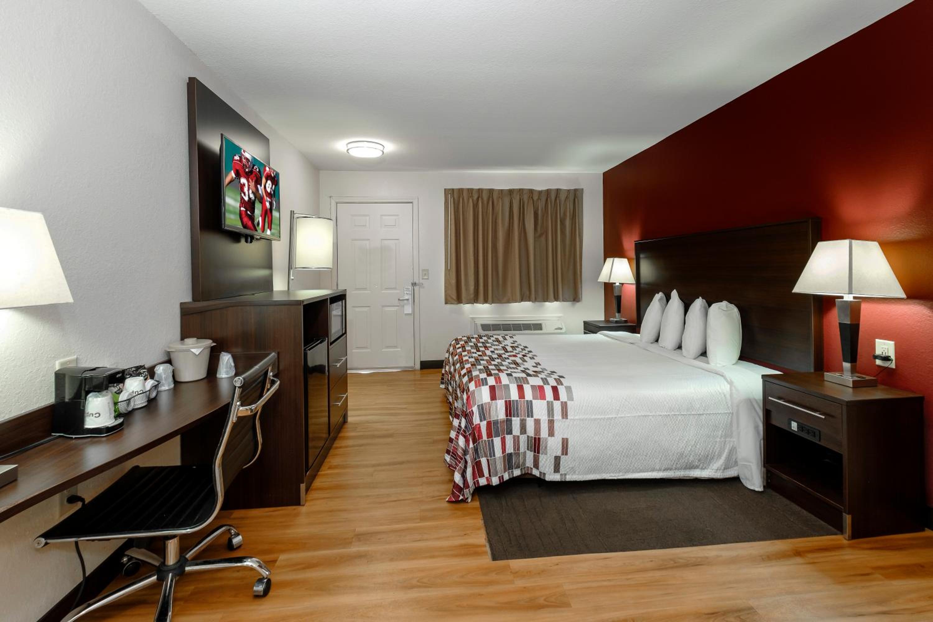 Superior King Room Disability Access Smoke Free - Photo 7
