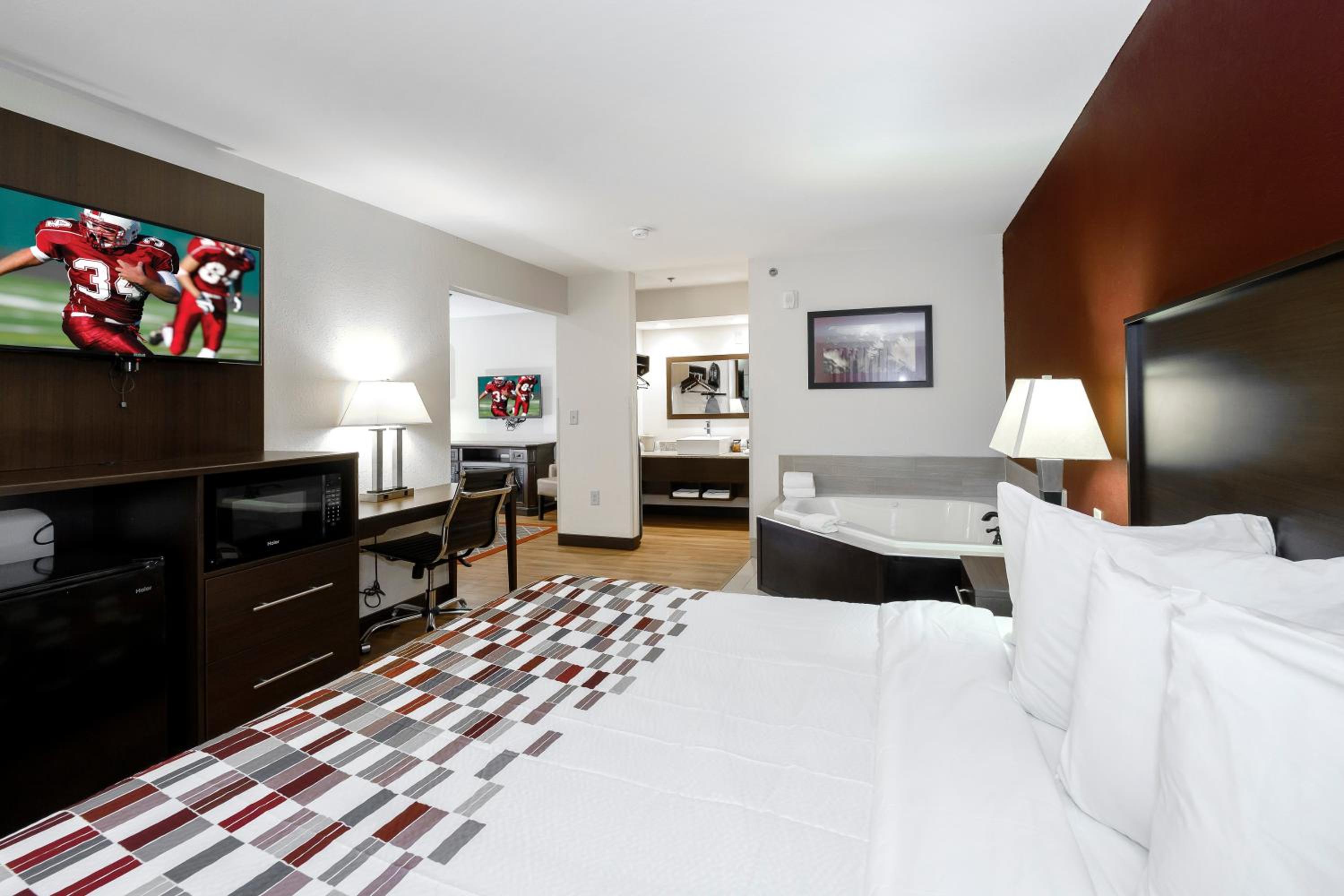 Suite King With Jetted Tub Smoke Free - Photo 4