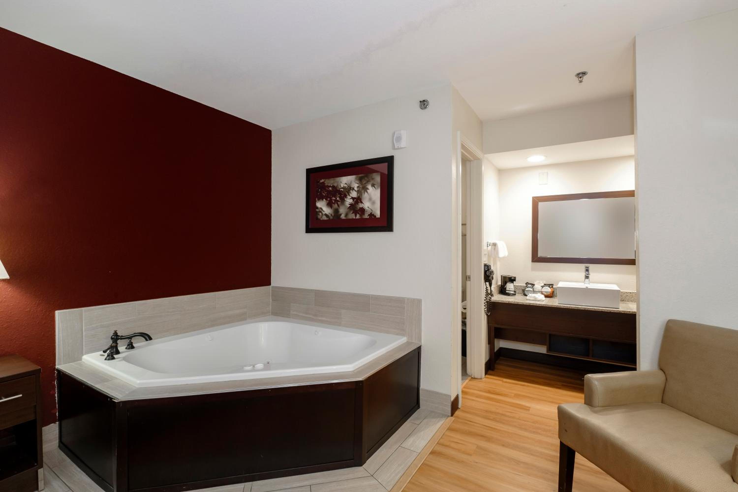 Suite King With Jetted Tub Smoke Free - Photo 11