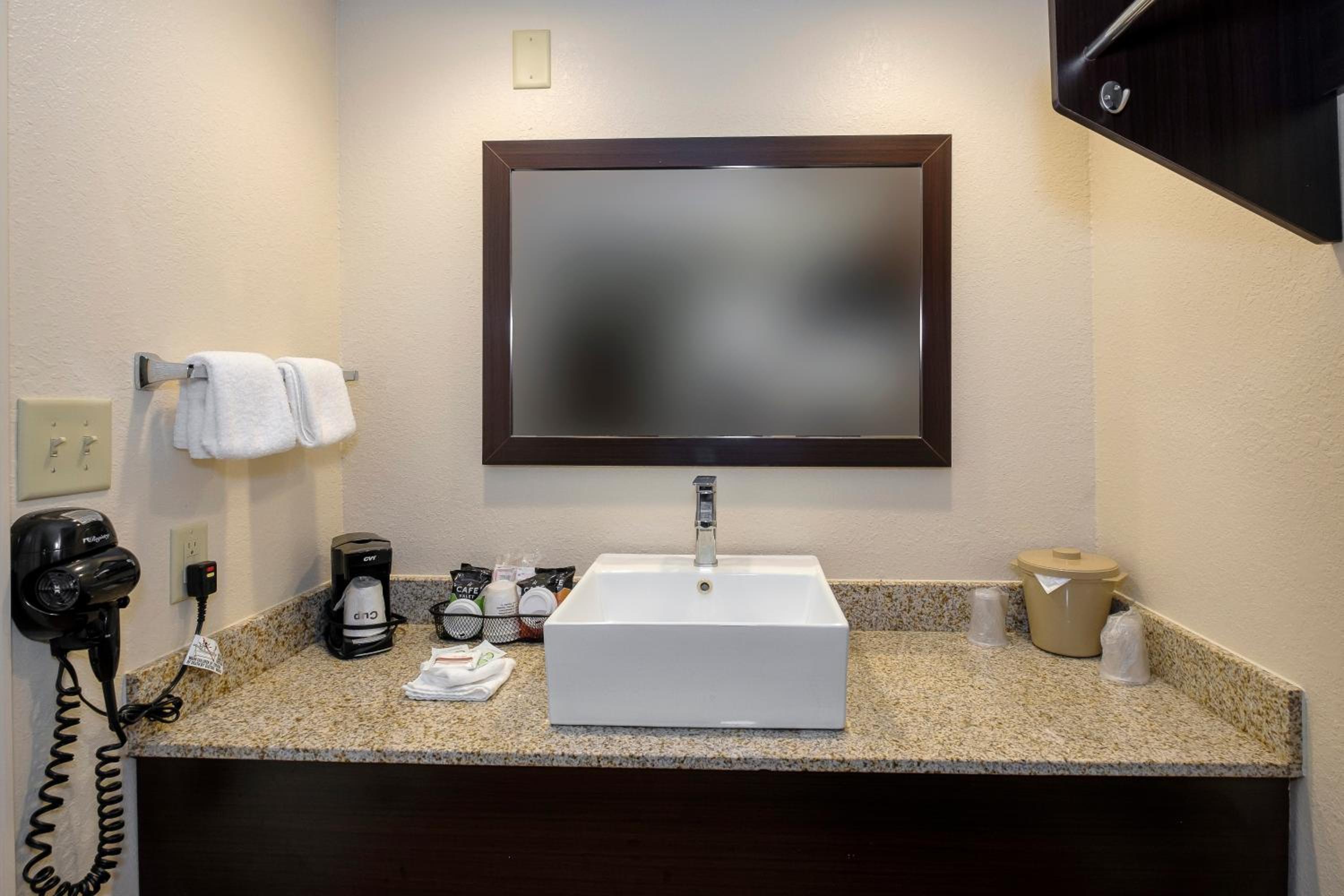 Suite King With Jetted Tub Smoke Free - Photo 10