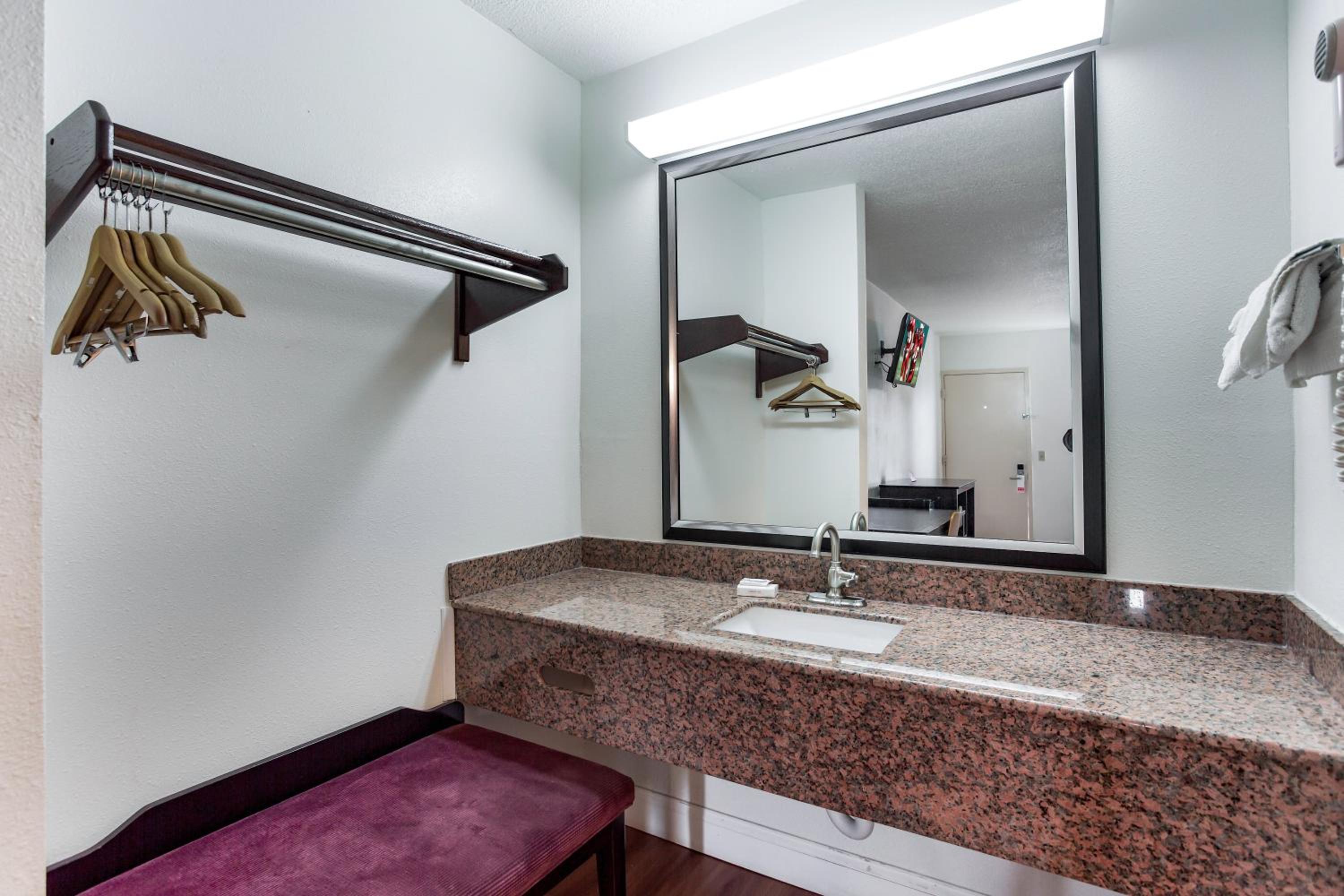 Superior King Room - Non-Smoking - Photo 4