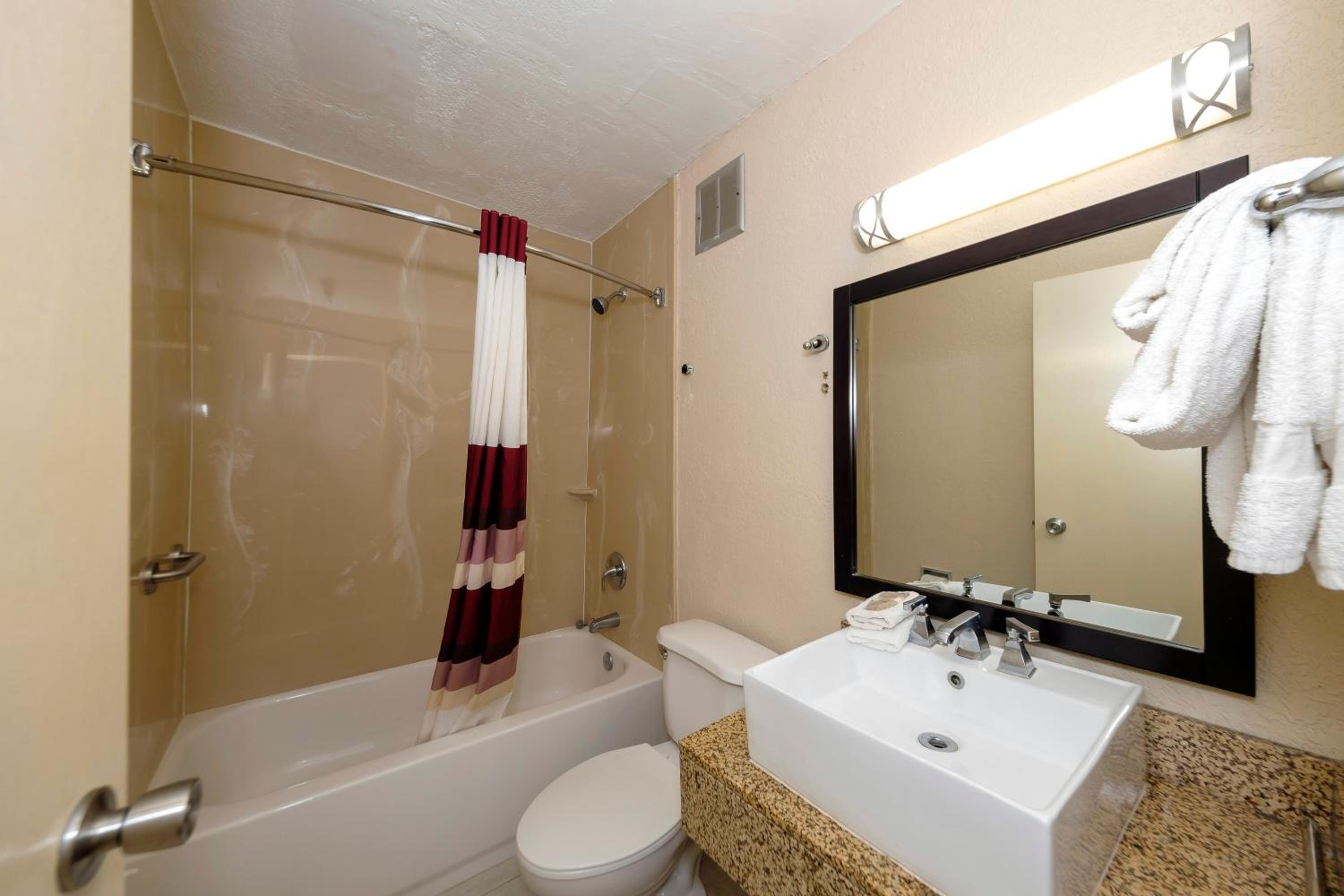 Deluxe Room with Two Double Beds Non-Smoking - Photo 9
