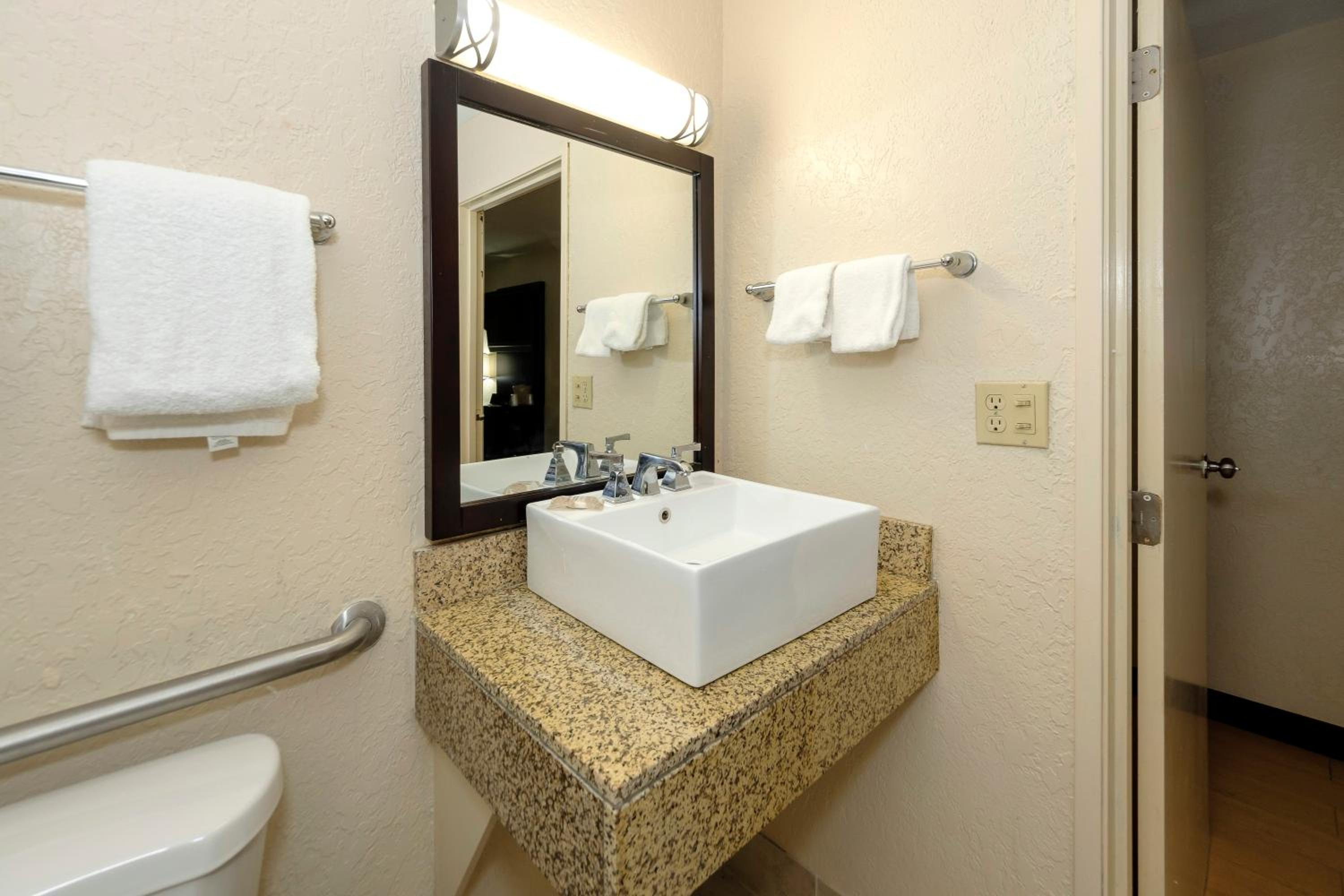 Standard King Room Disability Access Non-Smoking - Photo 3