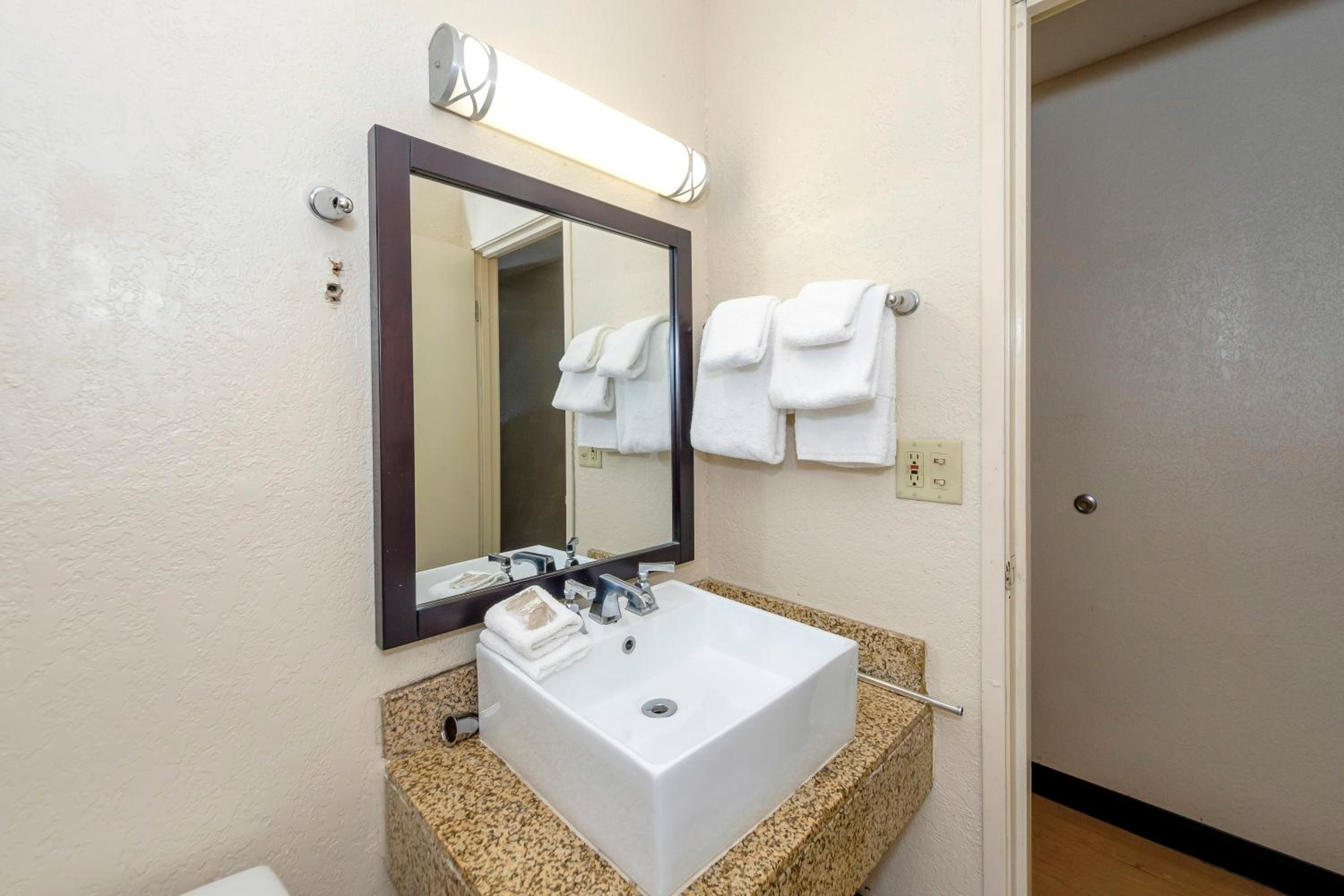 Deluxe Room with Two Double Beds Non-Smoking - Photo 8