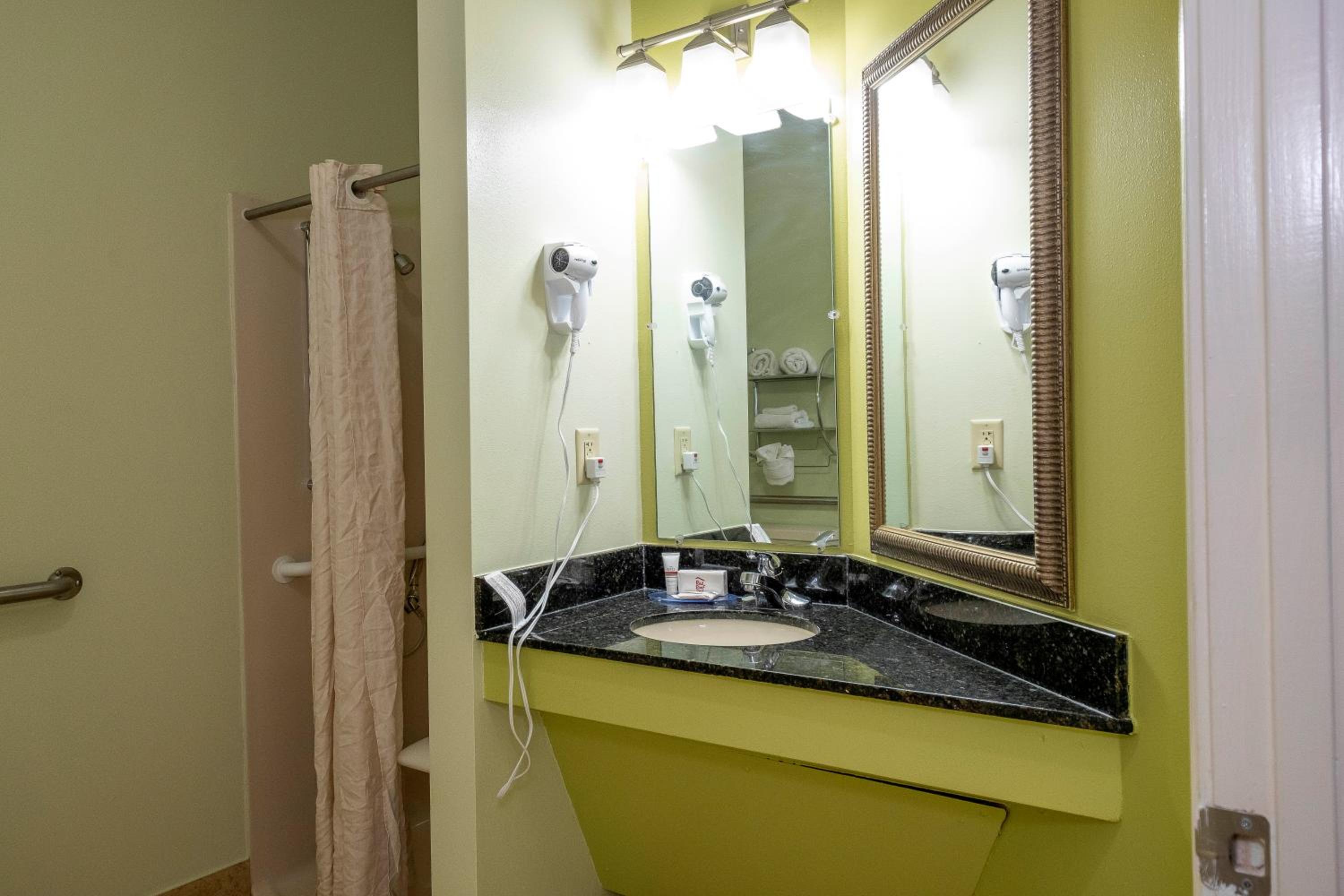 Suite Queen Room - Disability Access with Roll - In Shower - Non-Smoking - Photo 8