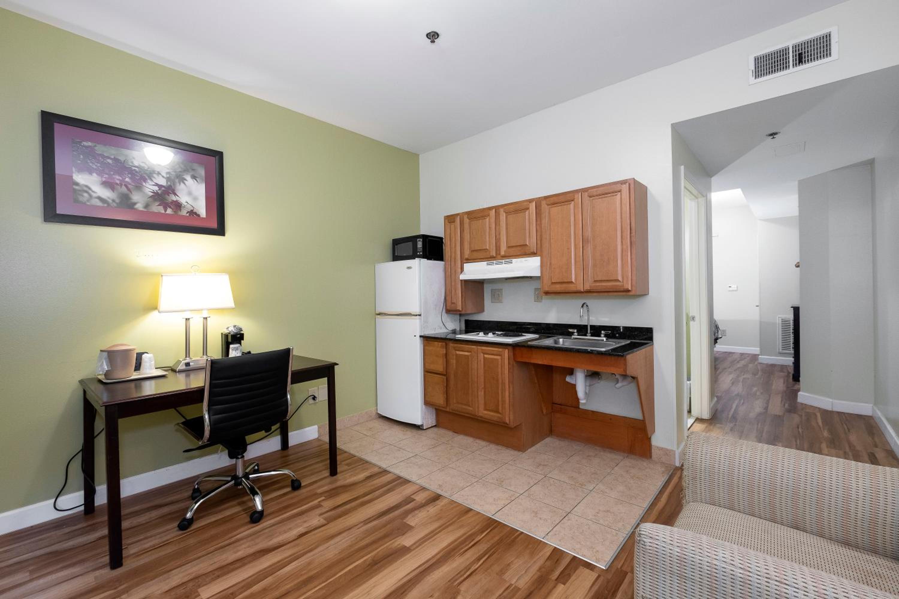 Suite Queen Room - Disability Access with Roll - In Shower - Non-Smoking - Photo 3