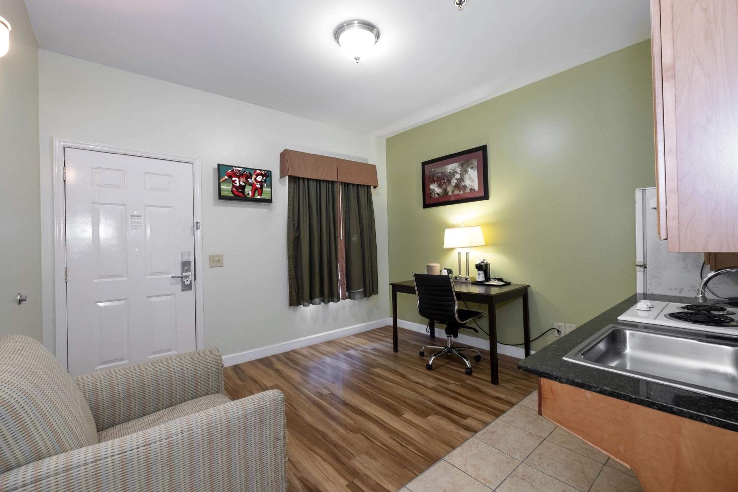 Suite Queen Room - Disability Access with Roll - In Shower - Non-Smoking - Photo 1