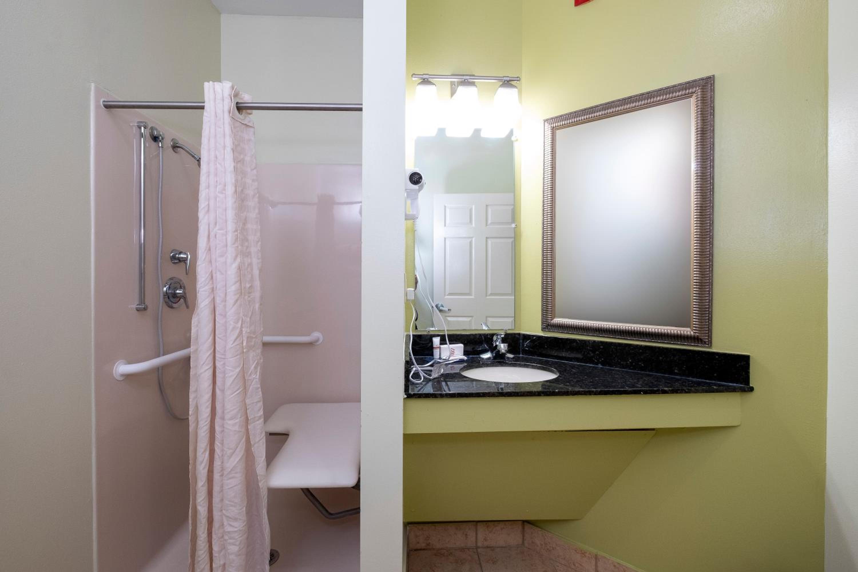 Suite Queen Room - Disability Access with Roll - In Shower - Non-Smoking - Photo 2