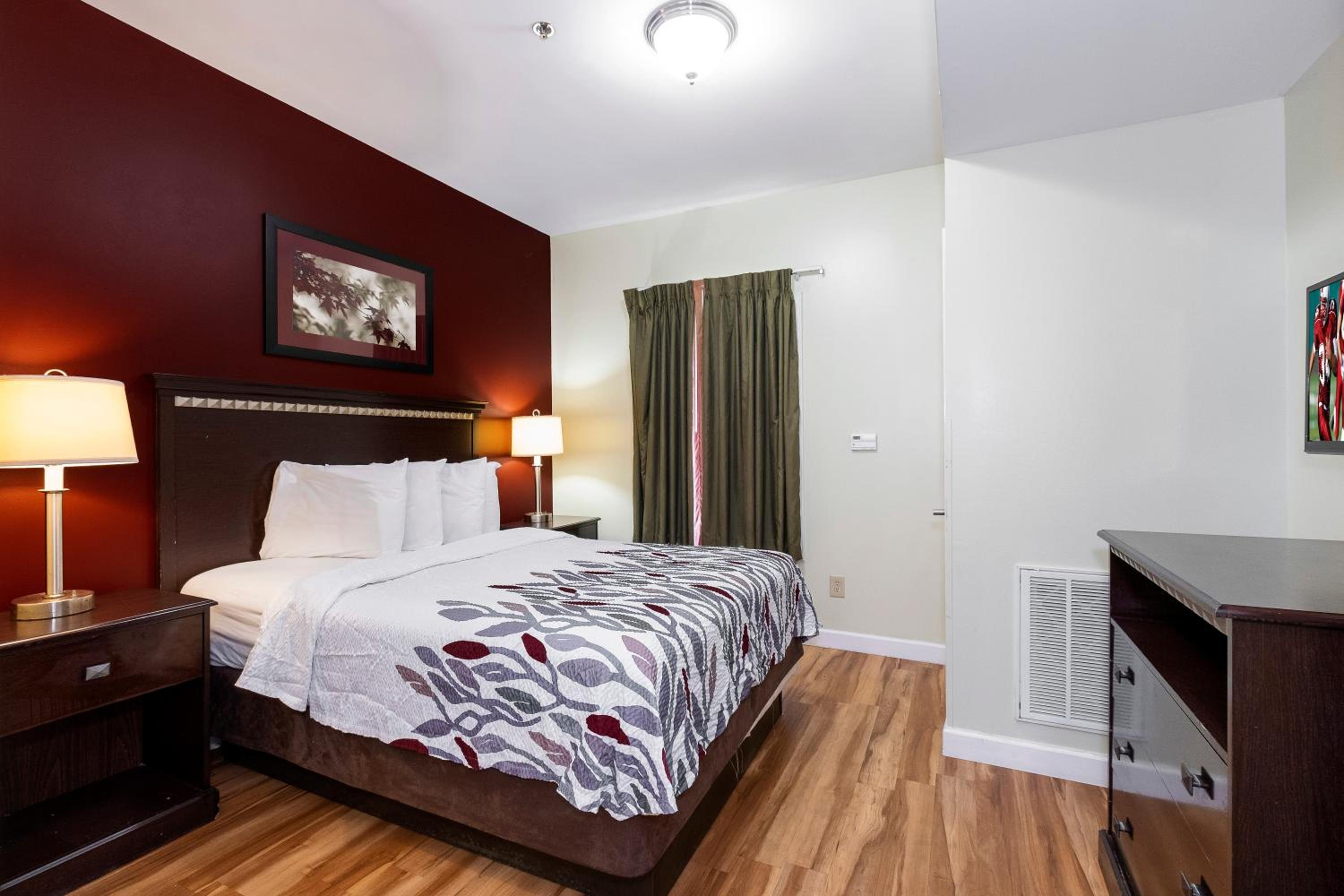 Suite Queen Room - Disability Access with Roll - In Shower - Non-Smoking - Photo 7