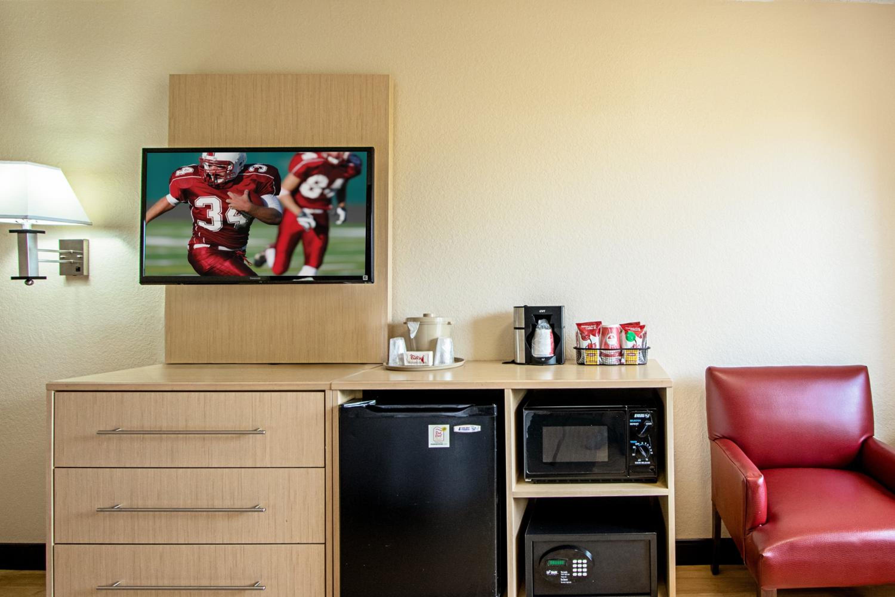 Premium King Room Smoke Free (Upgraded Bedding & Snack) photo 3
