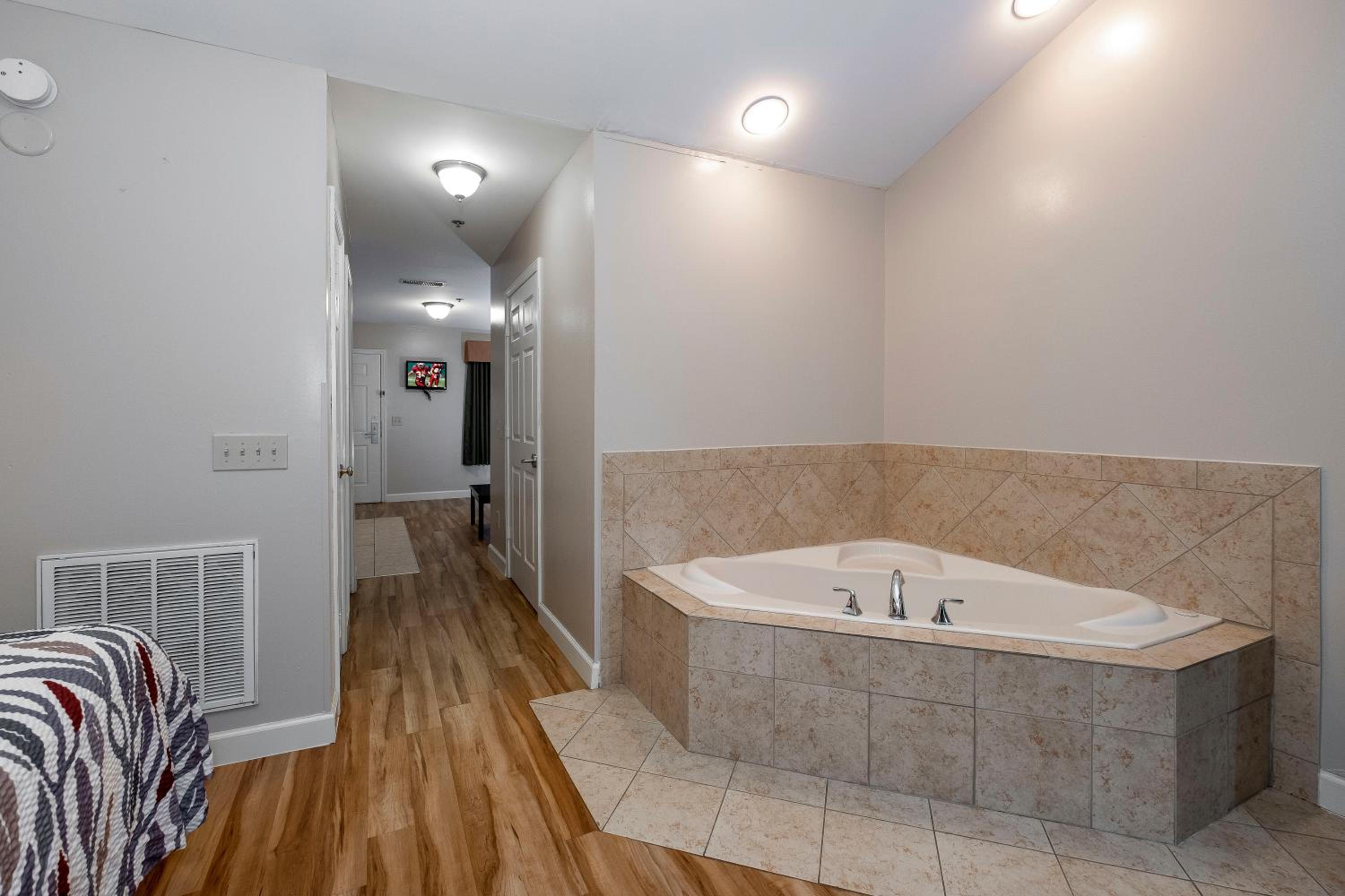 Suite King Room - Jacuzzi - Non-Smoking - Photo 2