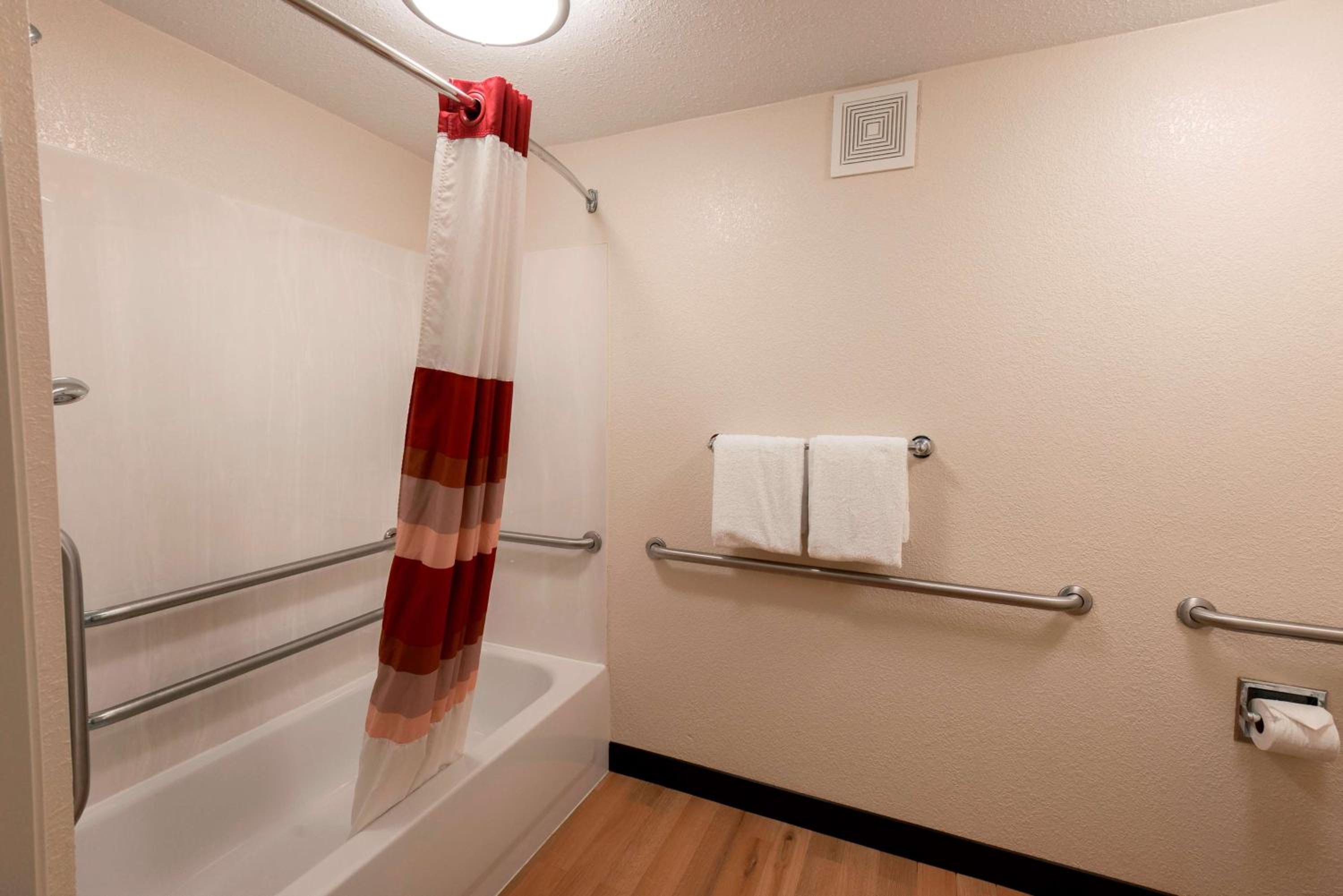 Premium King Room Disability Access Smoke Free (Upgraded Bedding & Snack) - Photo 5
