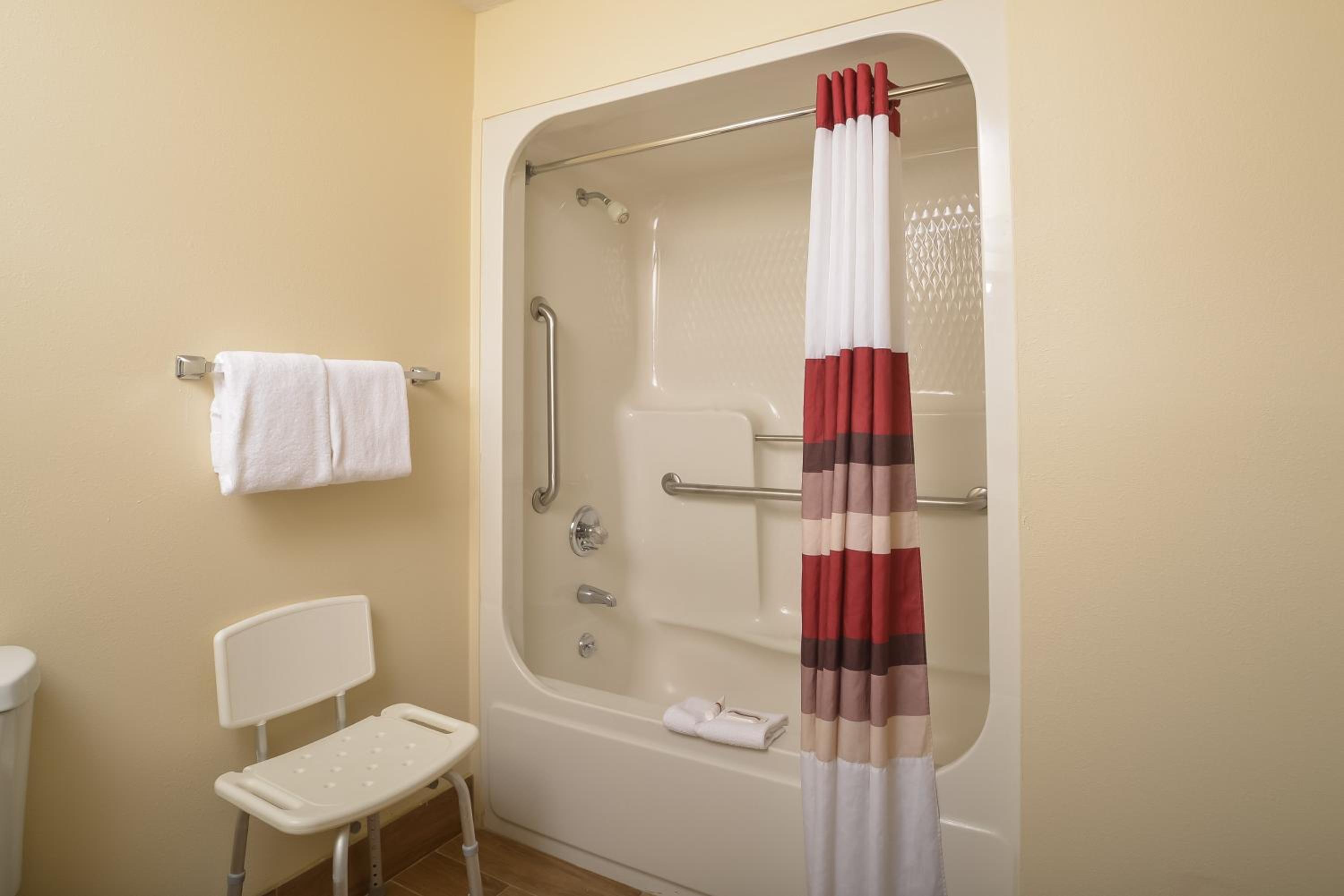 Deluxe King Room - Disability Access/Smoke Free - Photo 3