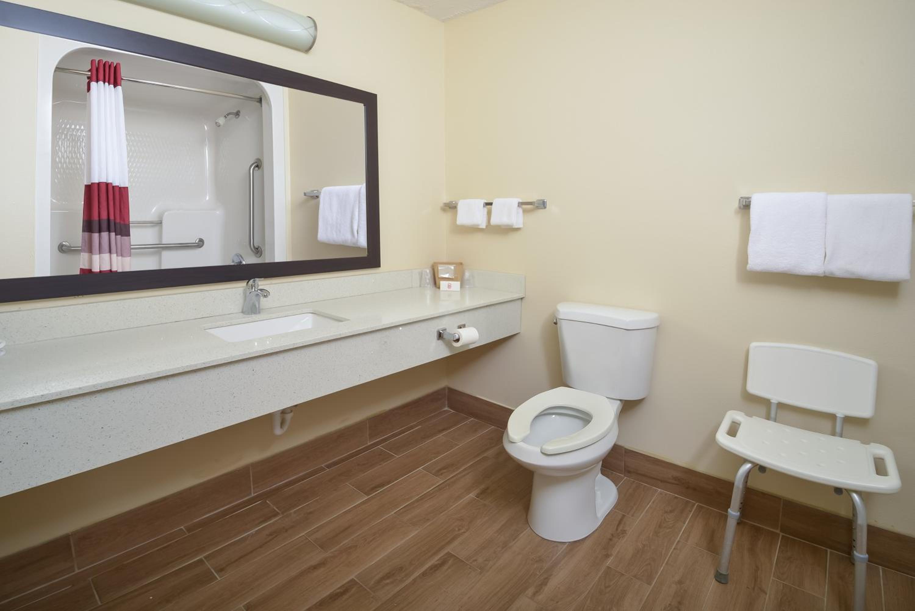 Deluxe King Room - Disability Access/Smoke Free - Photo 4