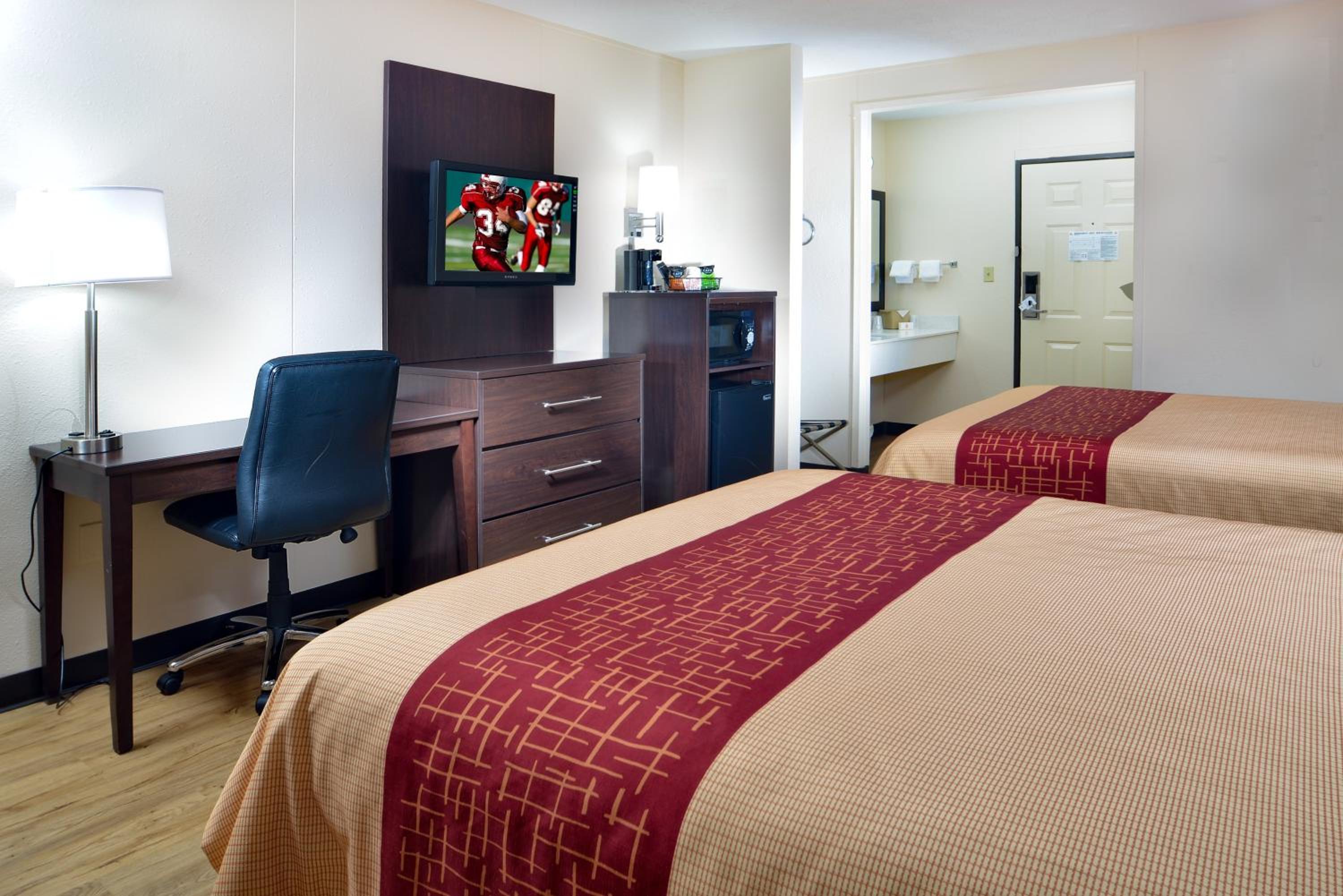 Deluxe Queen Room with Two Queen Beds - Smoke Free - Photo 3