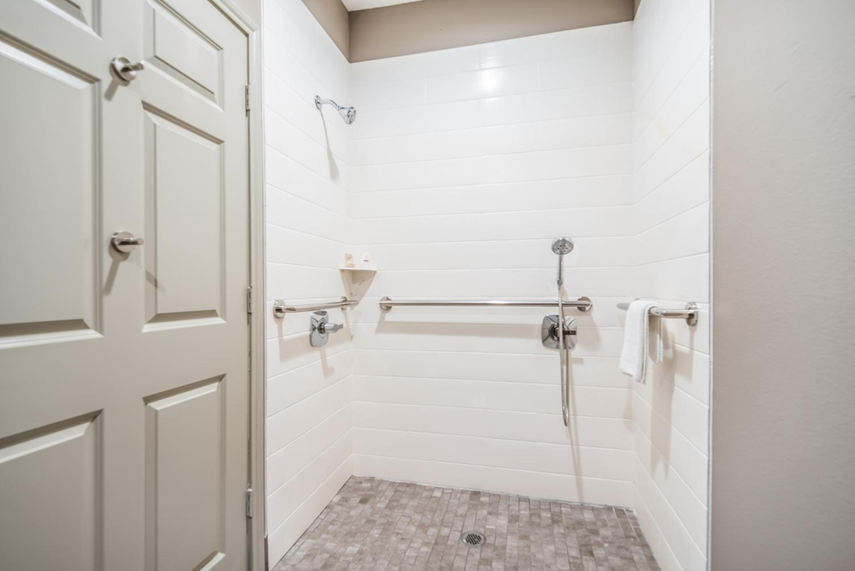 Deluxe King Room - Disability Access/Roll-in Shower Non-Smoking - Photo 2
