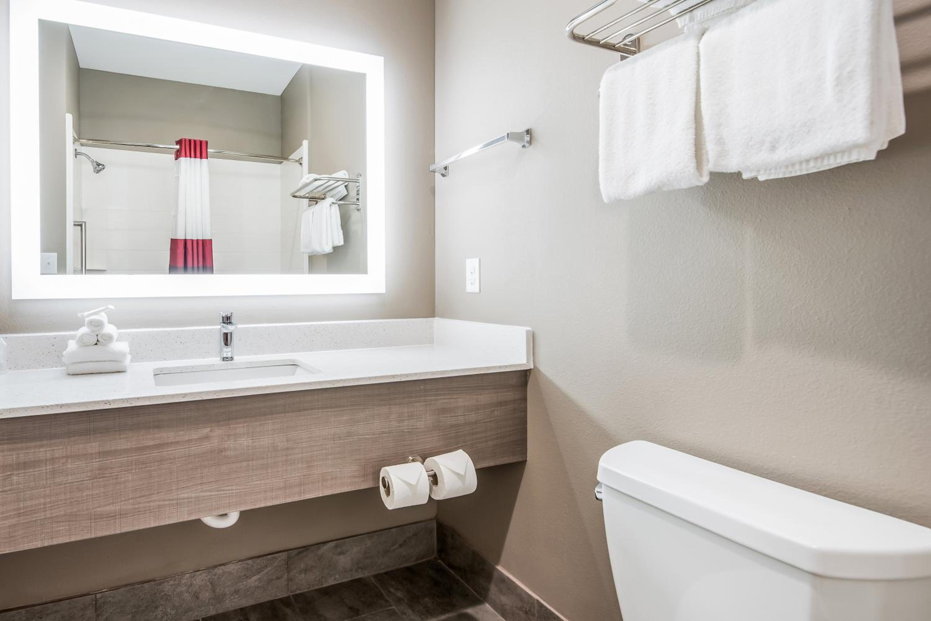 Deluxe Queen Room with Two Queen Beds with Kitchenette - Non-Smoking - Photo 6