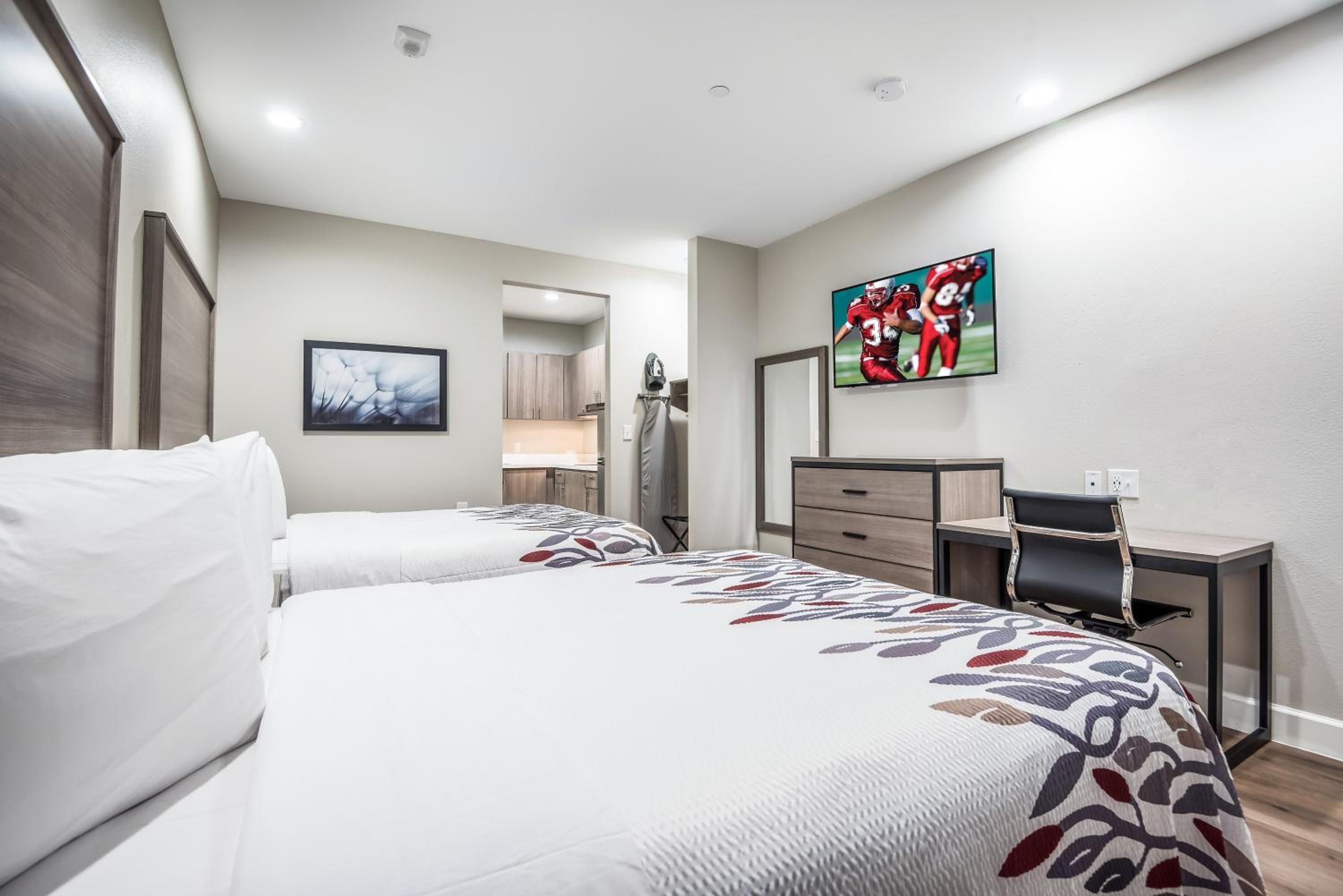 Deluxe Queen Room with Two Queen Beds with Kitchenette - Non-Smoking - Photo 4