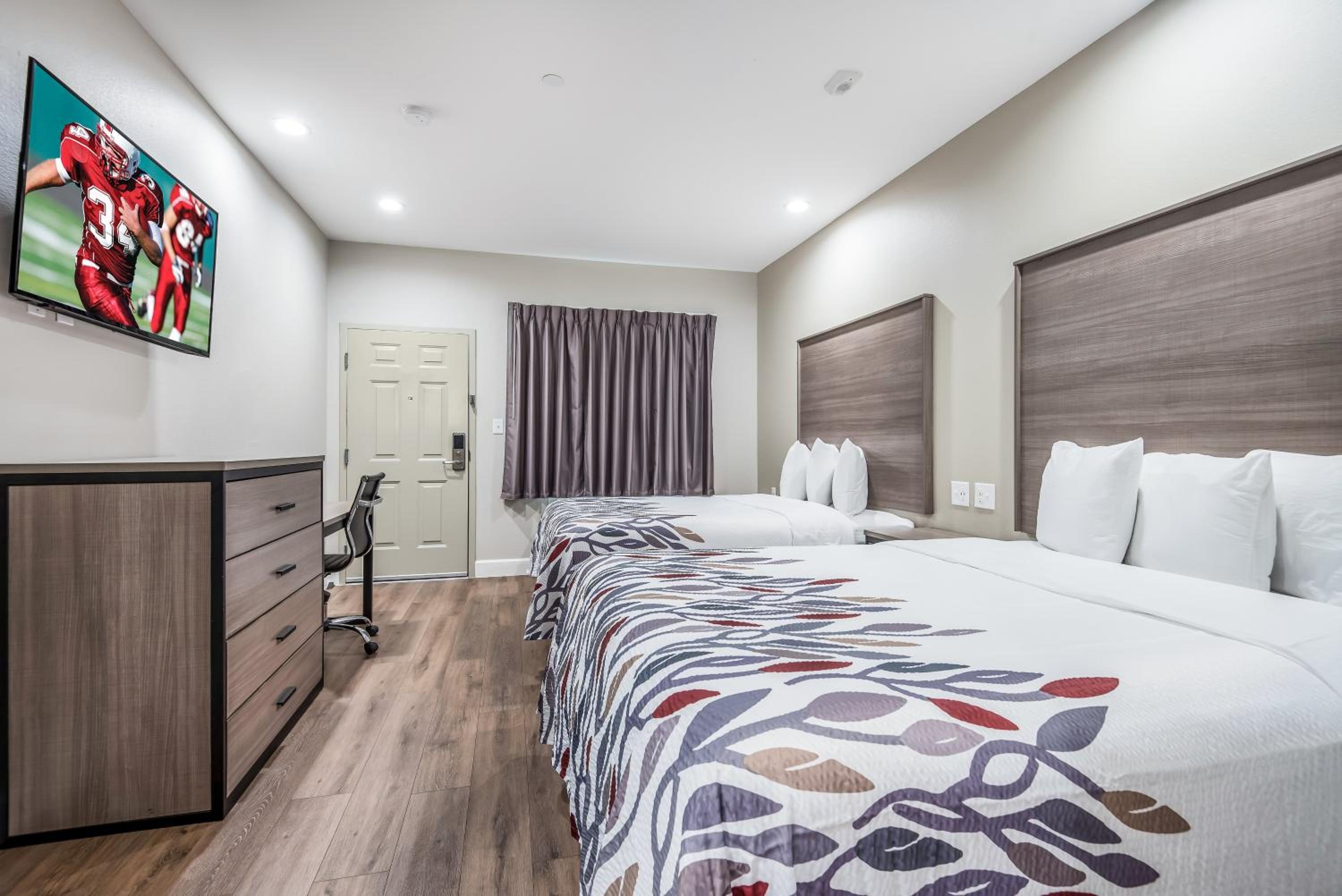Deluxe Queen Room with Two Queen Beds with Kitchenette - Non-Smoking - Photo 3