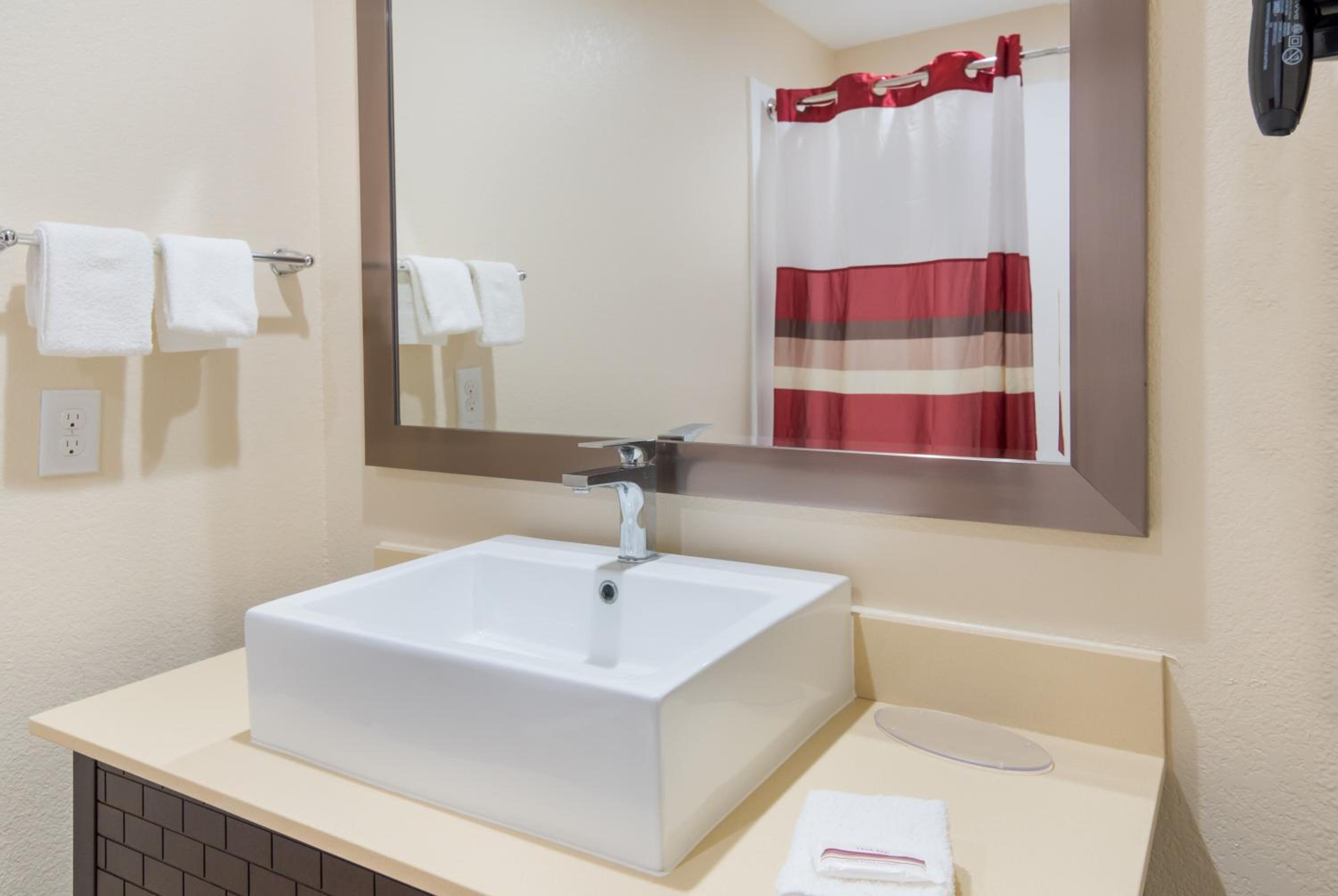 Superior King Room Kitchen - Disability Access/Roll-in Shower Smoke-Free photo 3