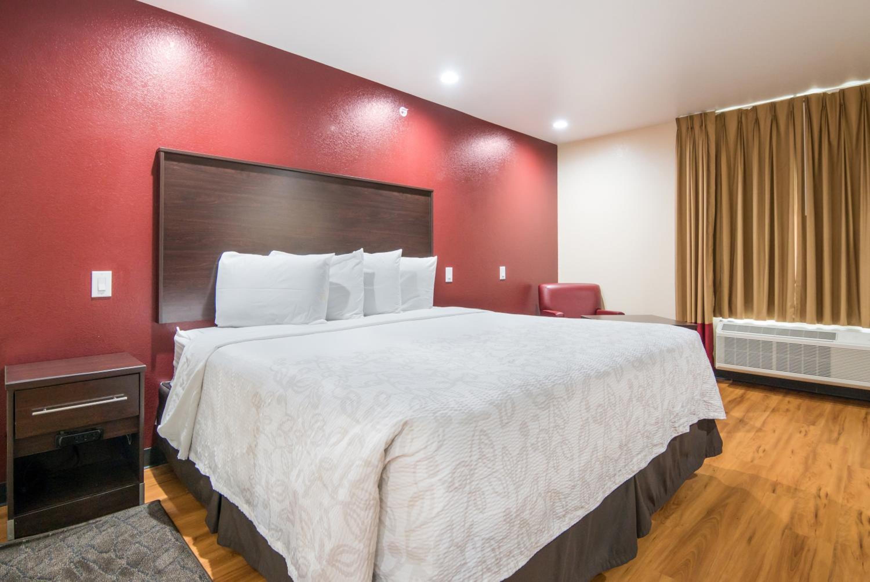 Superior King Room - Smoke-Free photo 1