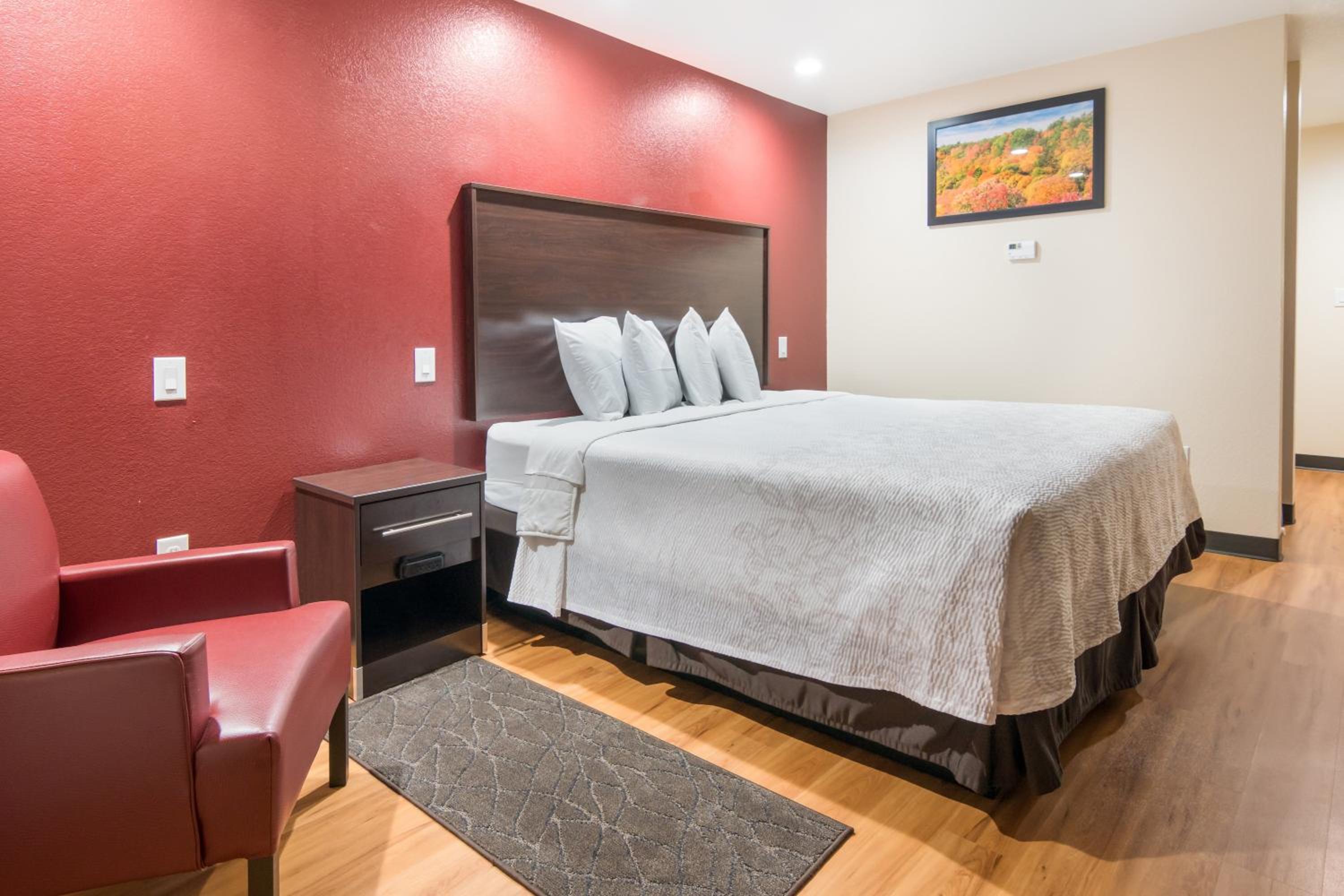 Superior King Room - Smoke-Free photo 3