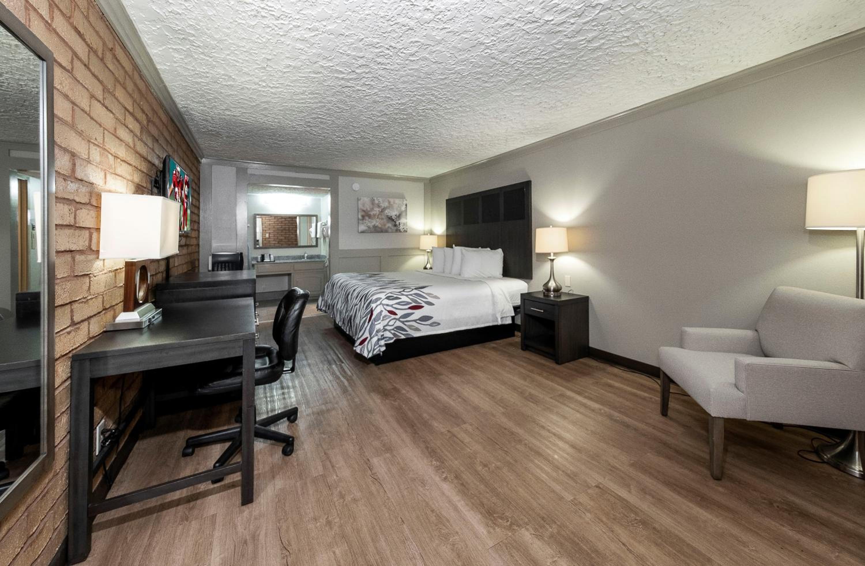 Superior King Room Disability Access Smoke Free photo 2