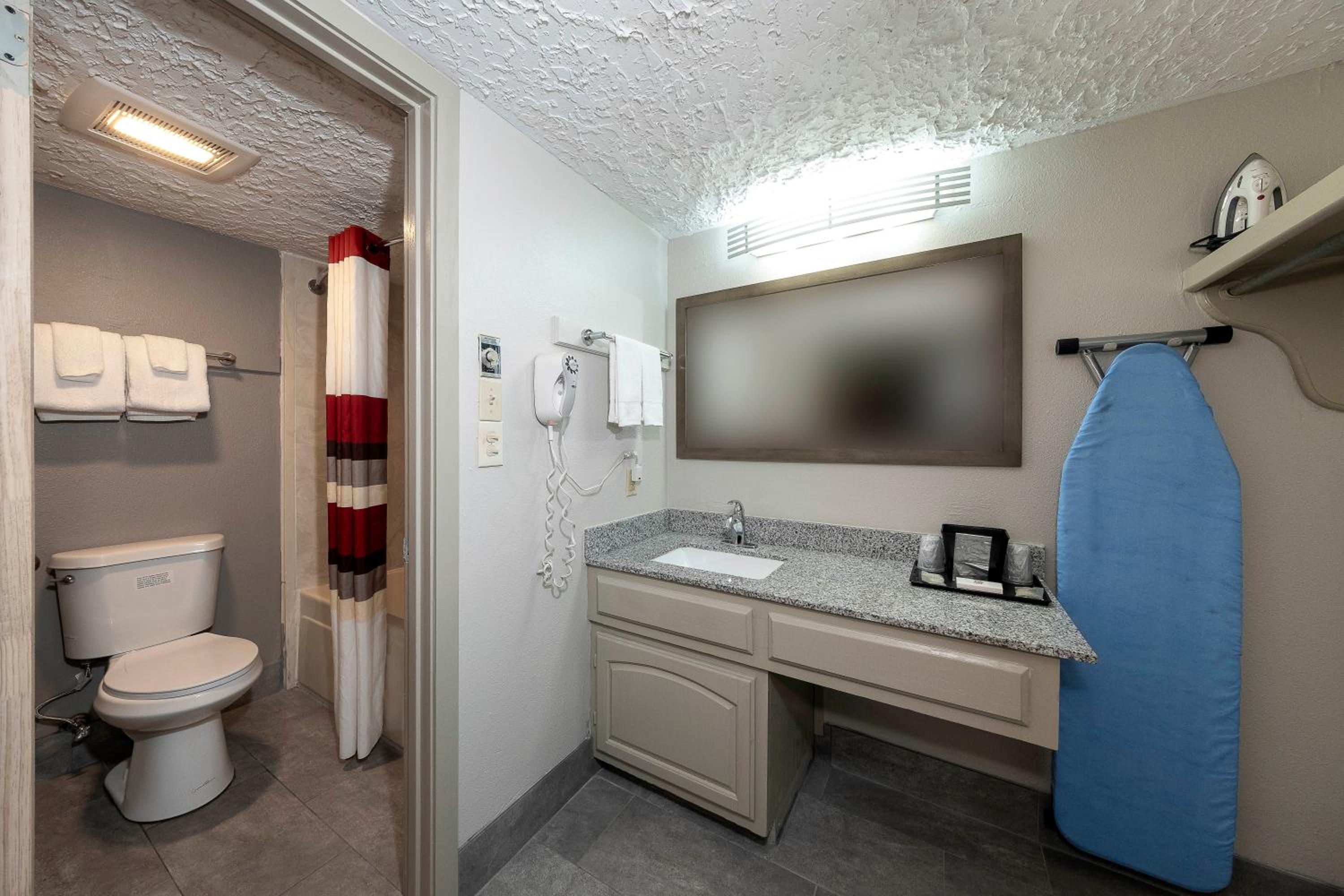 Deluxe King Room Smoke Free photo 2