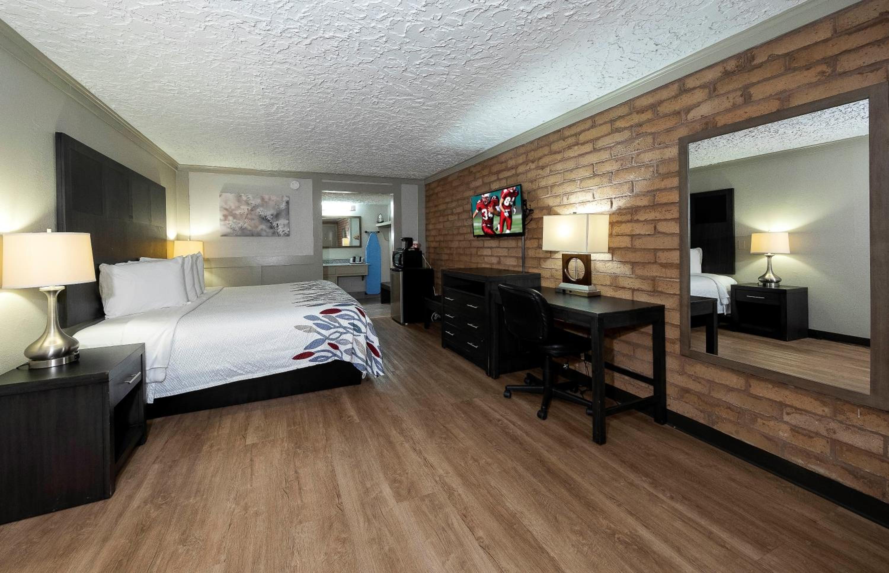 Superior King Room Disability Access Smoke Free photo 3