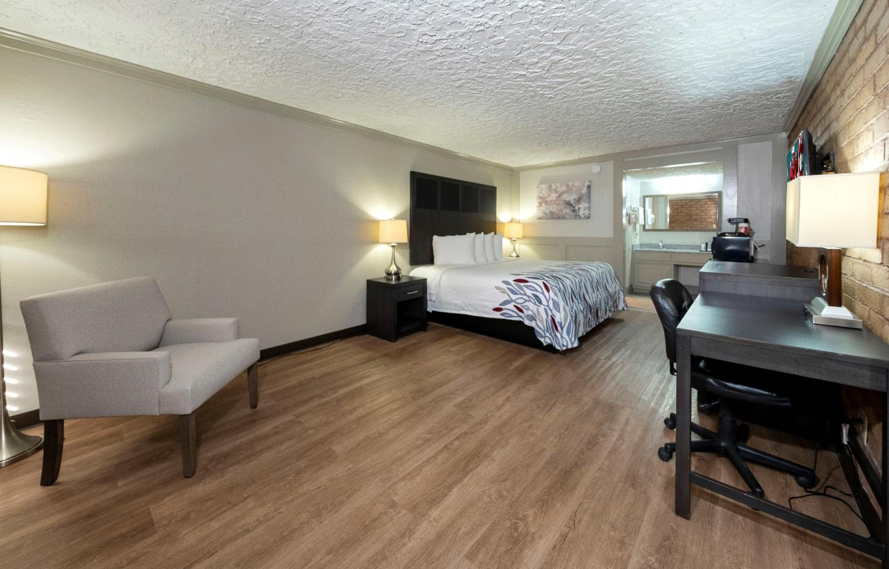 Superior King Room Disability Access Smoke Free photo 1