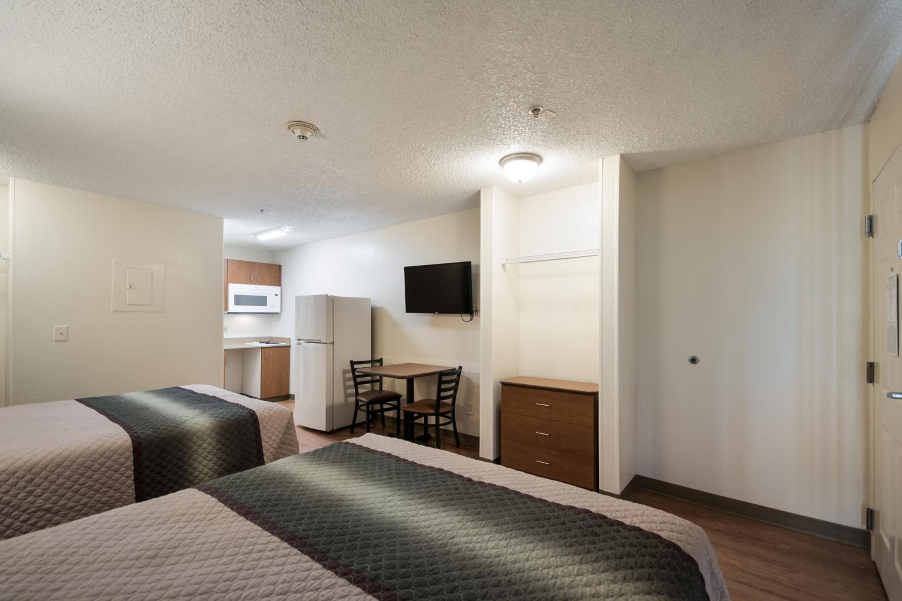 Studio Room with Two Queen Beds Non-Smoking - Photo 6