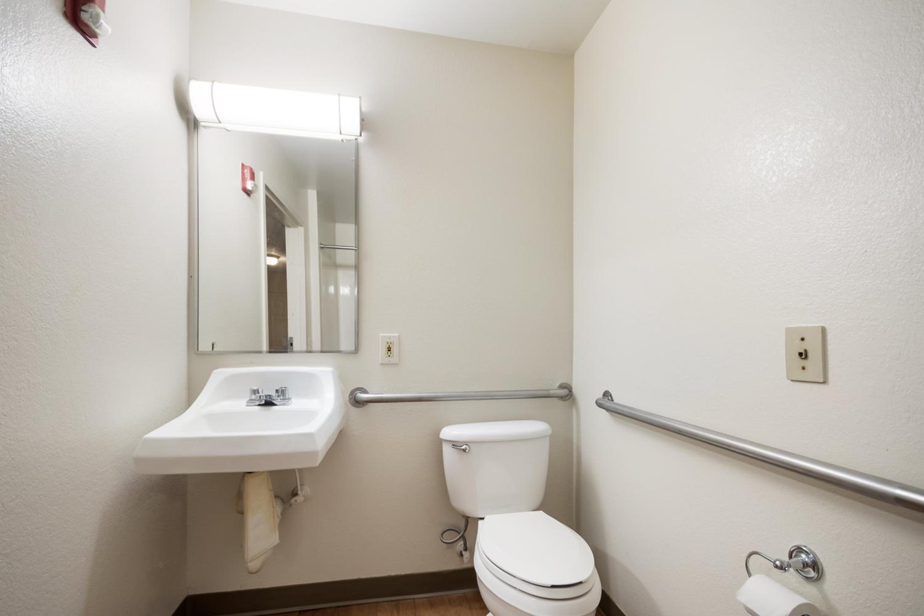 Studio Queen Room Disability Access Non-Smoking - Photo 2