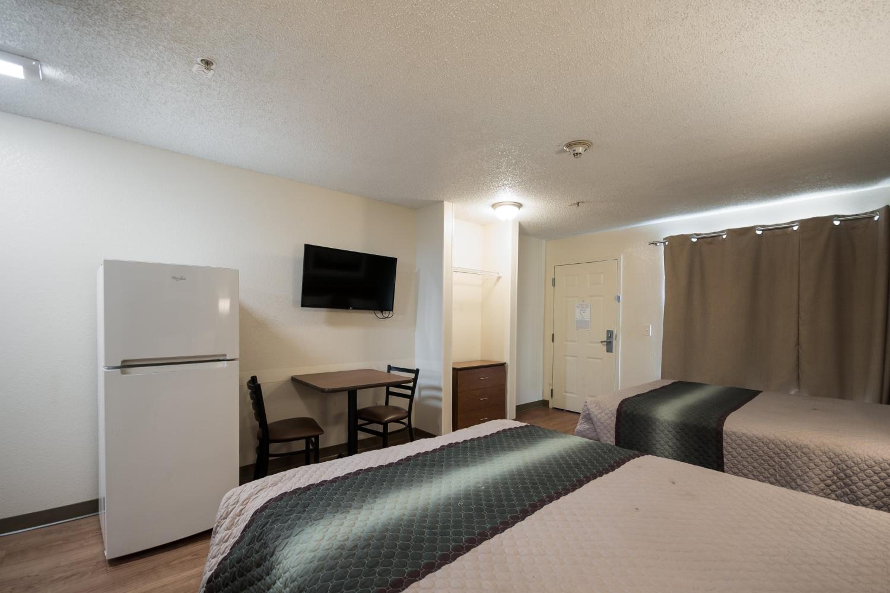 Studio Room with Two Queen Beds Non-Smoking - Photo 7
