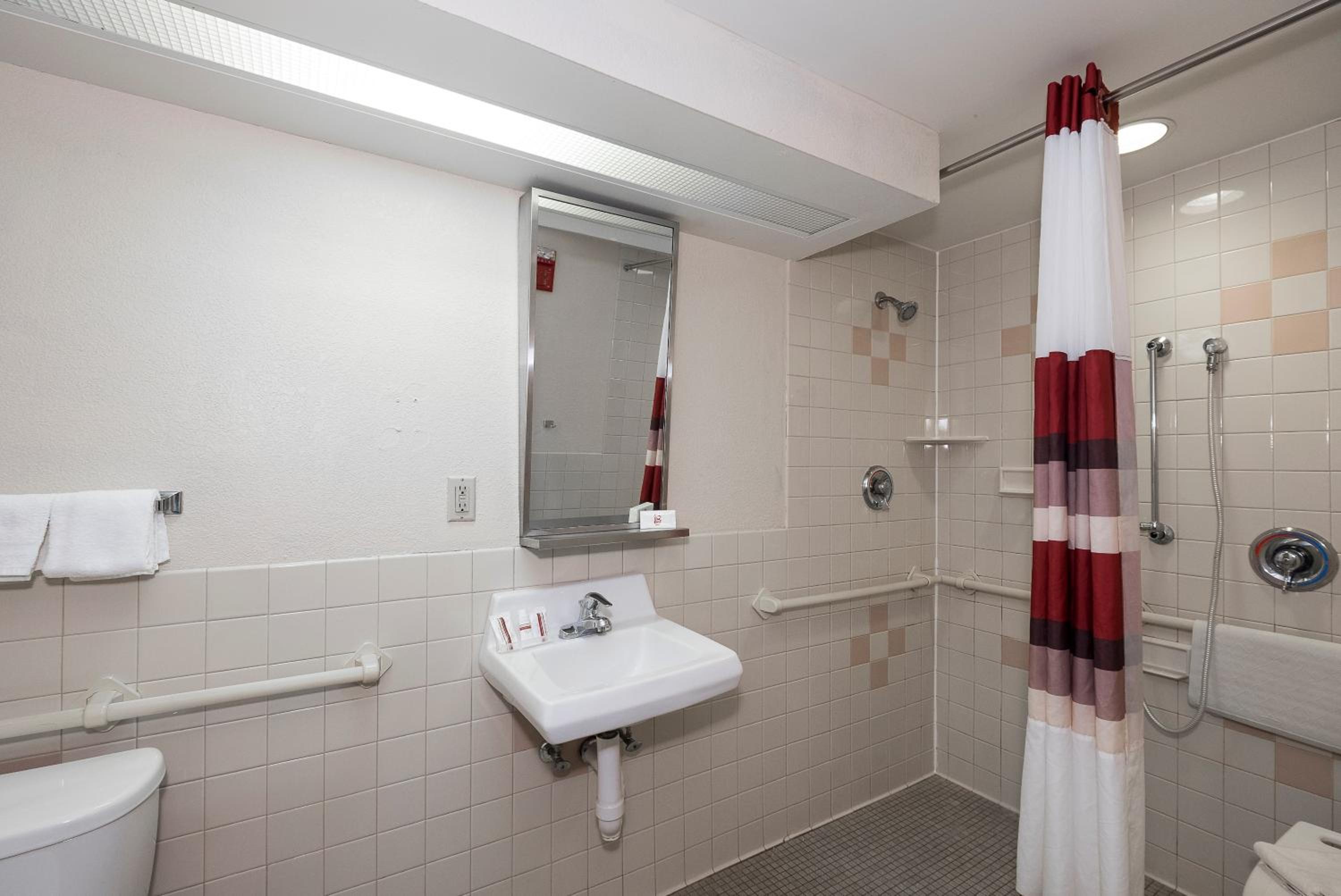 Deluxe Double Room with Two Double Beds - Disability Access/Roll-in Shower Non-Smoking - Photo 4
