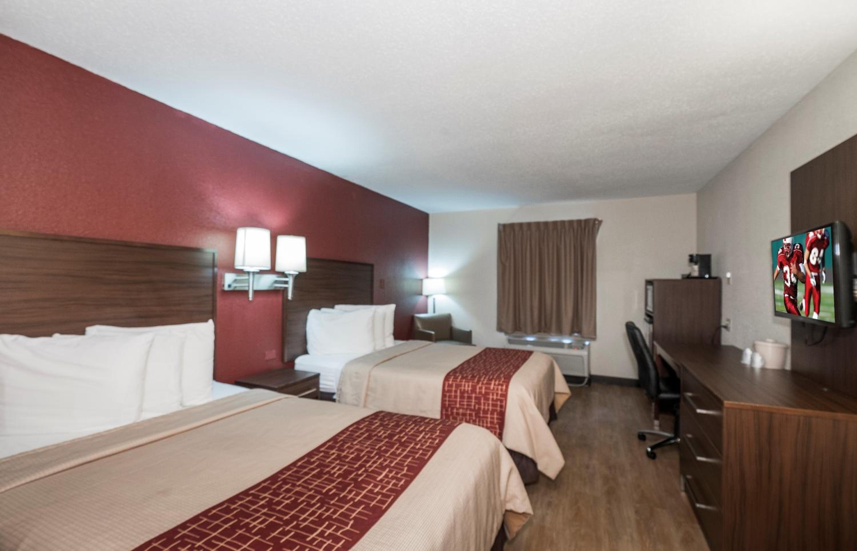 Deluxe Double Room with Two Double Beds - Disability Access/Roll-in Shower Non-Smoking - Photo 2