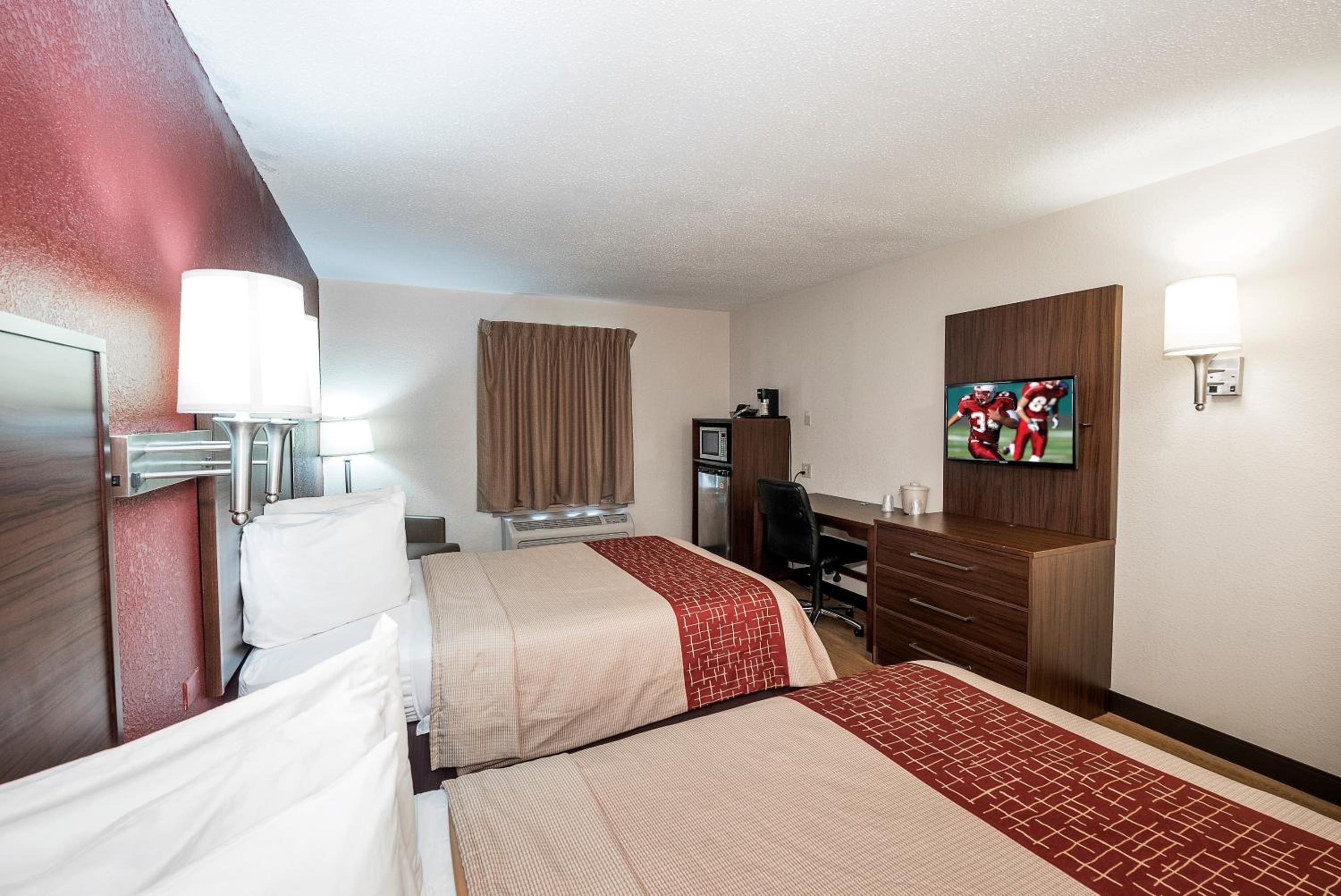 Deluxe Double Room with Two Double Beds - Disability Access/Roll-in Shower Non-Smoking - Photo 3
