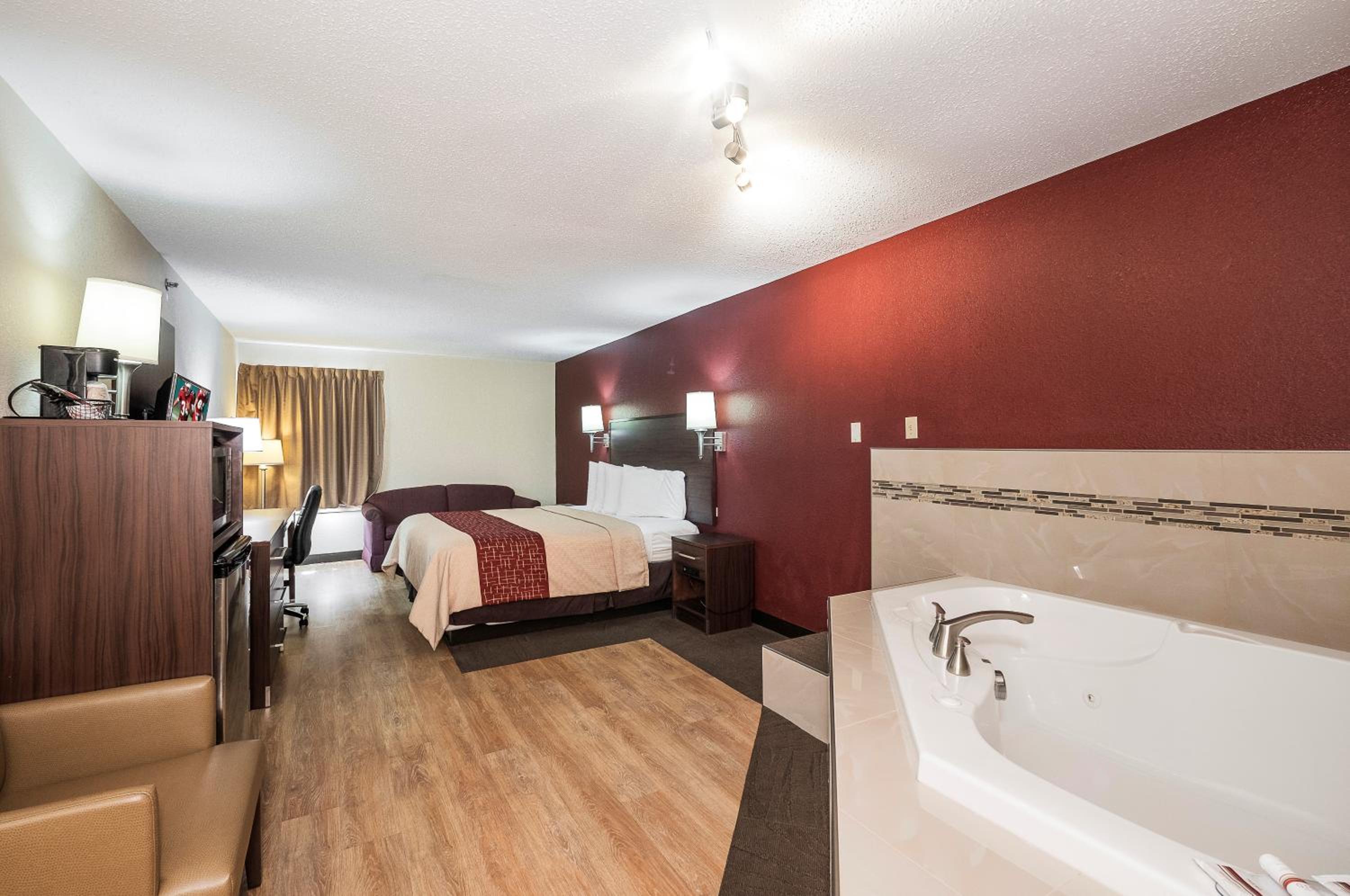 King Suite with Spa Bath - Non-Smoking - Photo 1