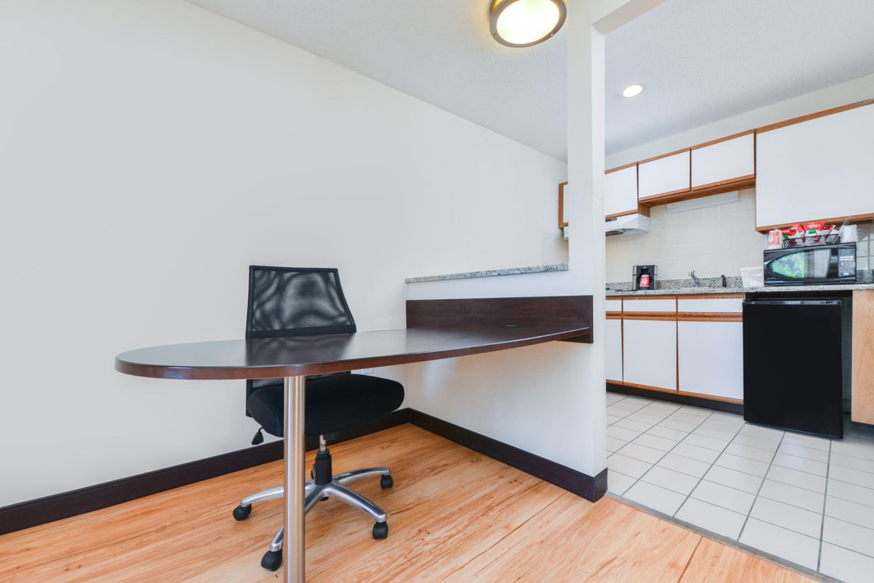 Deluxe Double Room with Two Full Beds with Kitchenette - Disability Access/Smoke-Free - Photo 4
