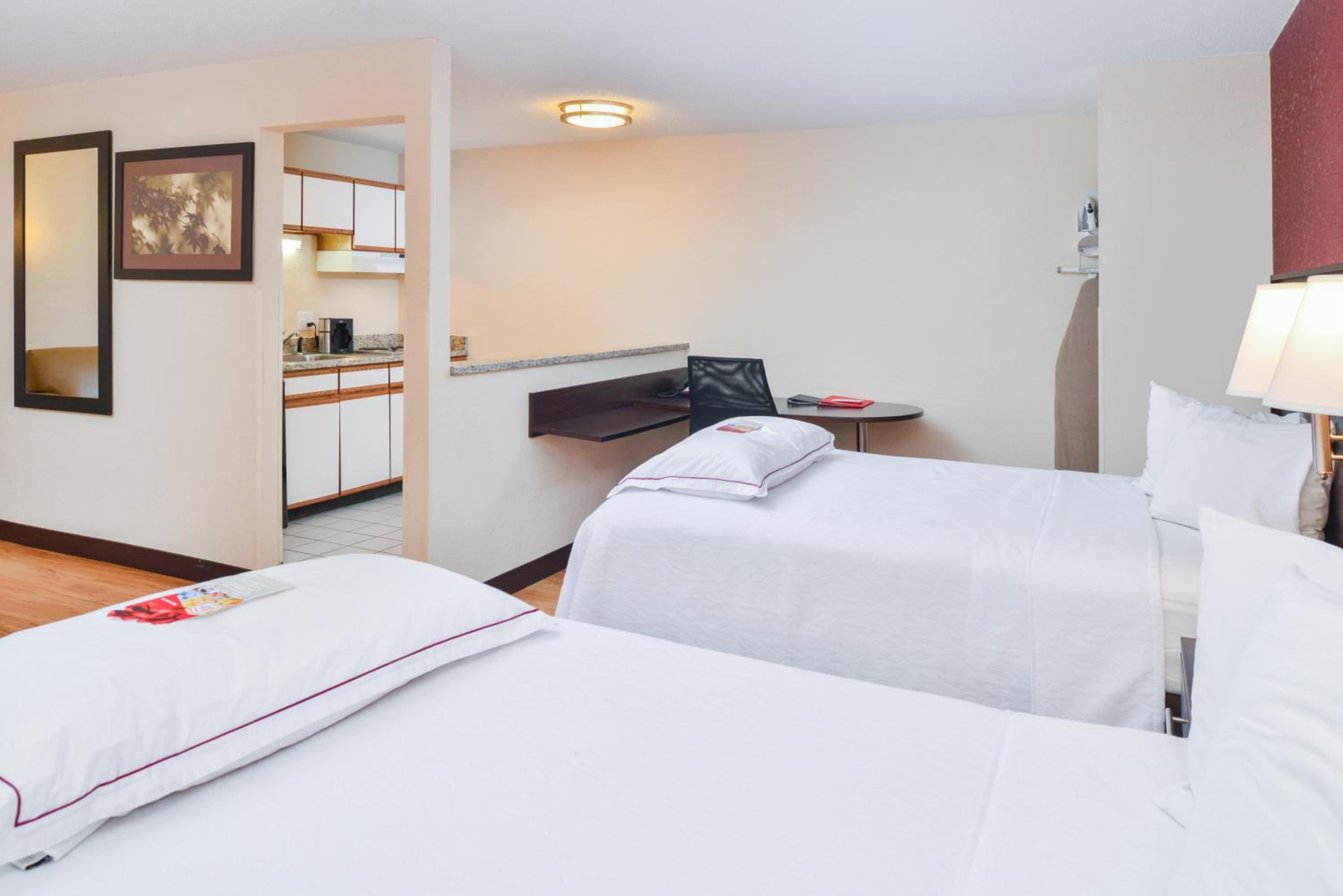 Deluxe Double Room with Two Full Beds with Kitchenette - Disability Access/Smoke-Free - Photo 10