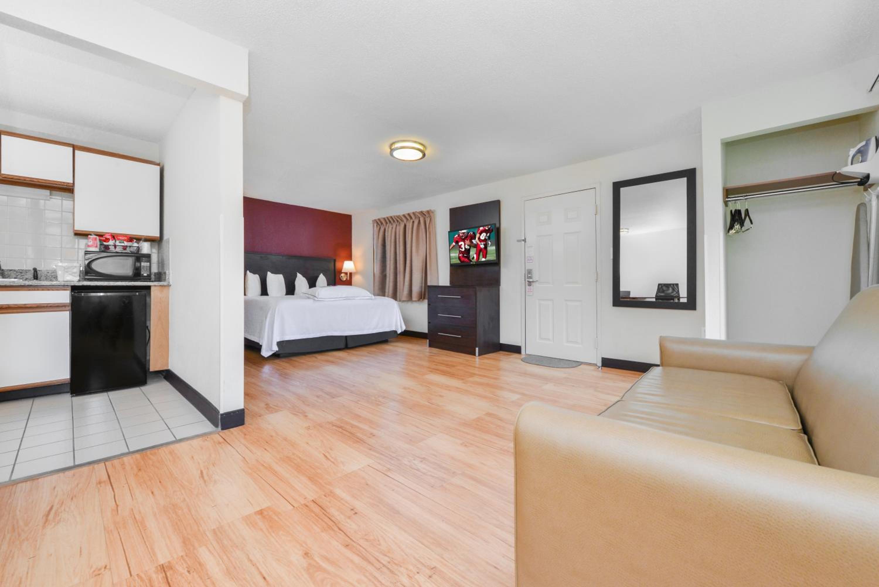 Deluxe King Room with Kitchen - Smoke-Free - Photo 2