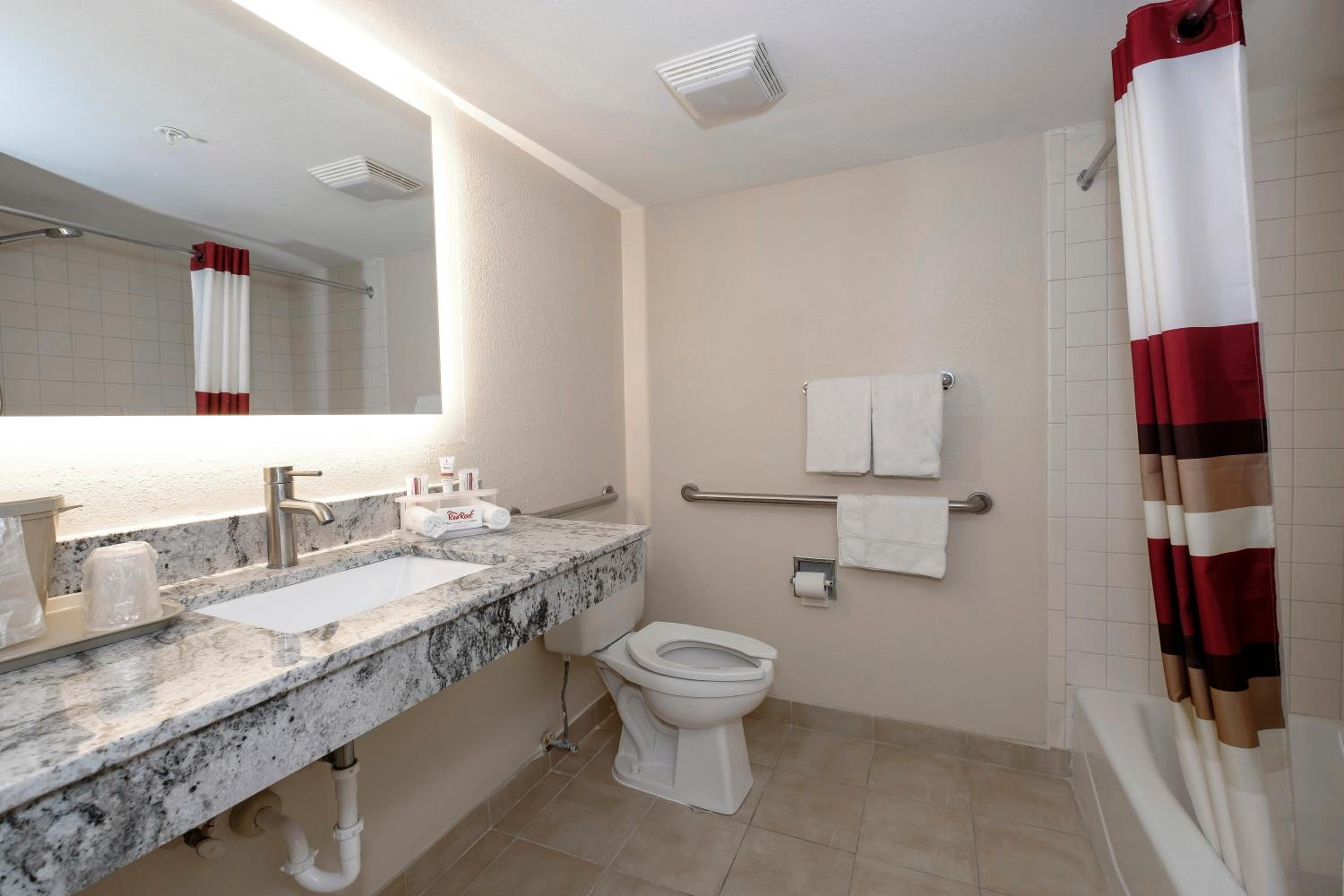 Deluxe King Room Disability Access Non-Smoking - Photo 7