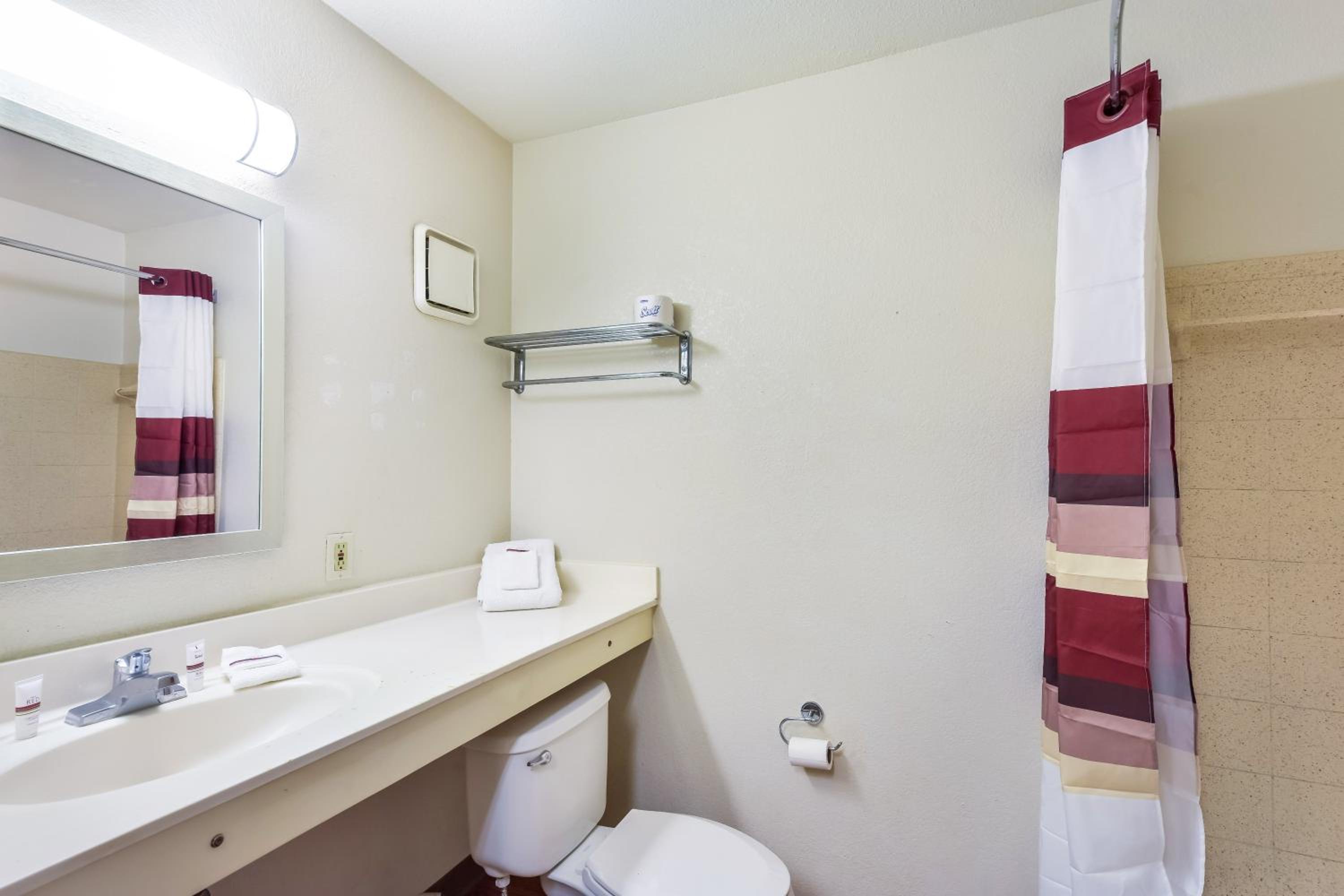 Studio Queen Room Disability Access Non-Smoking            - Photo 7