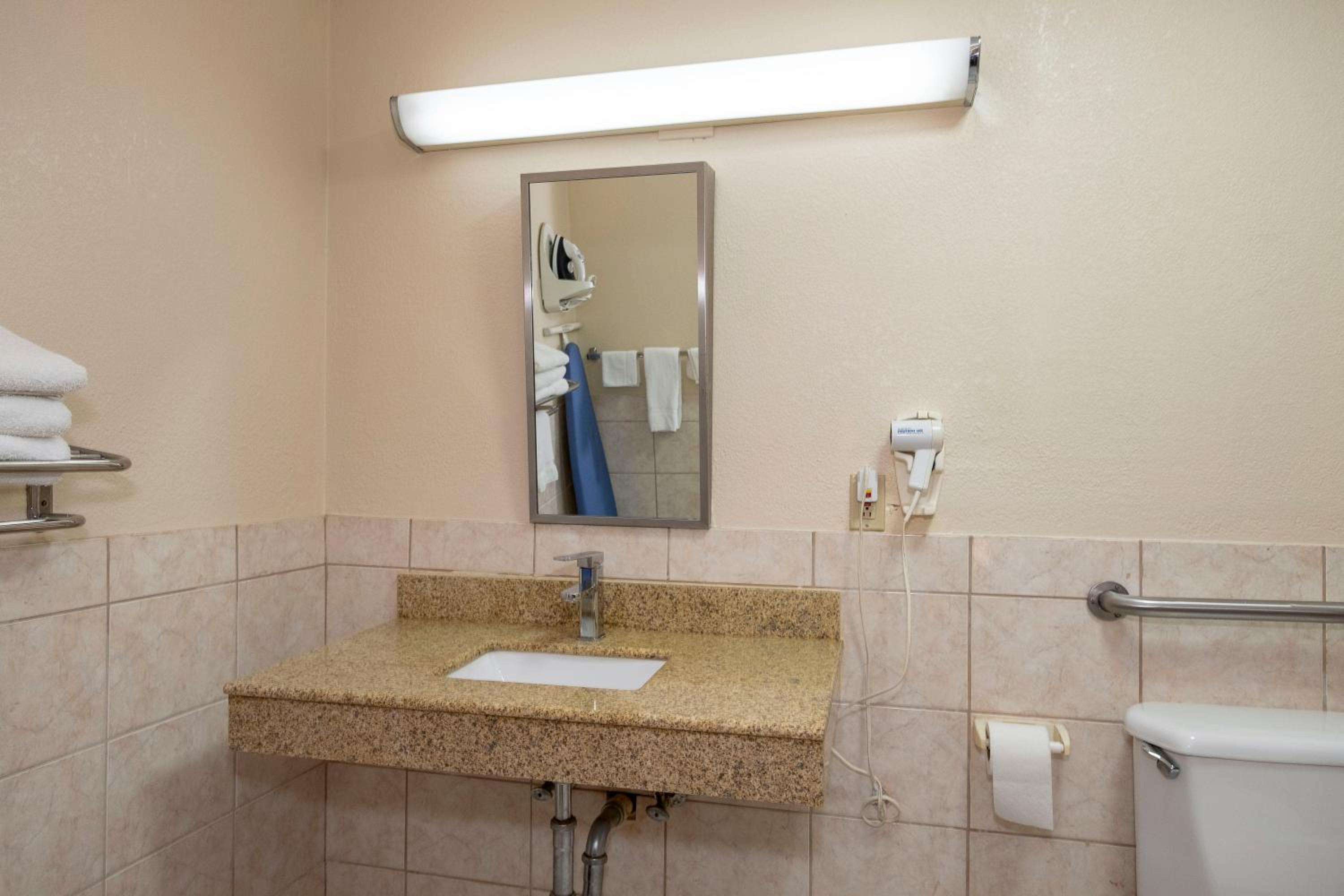 Superior King Room Disability Access Non-Smoking - Photo 9
