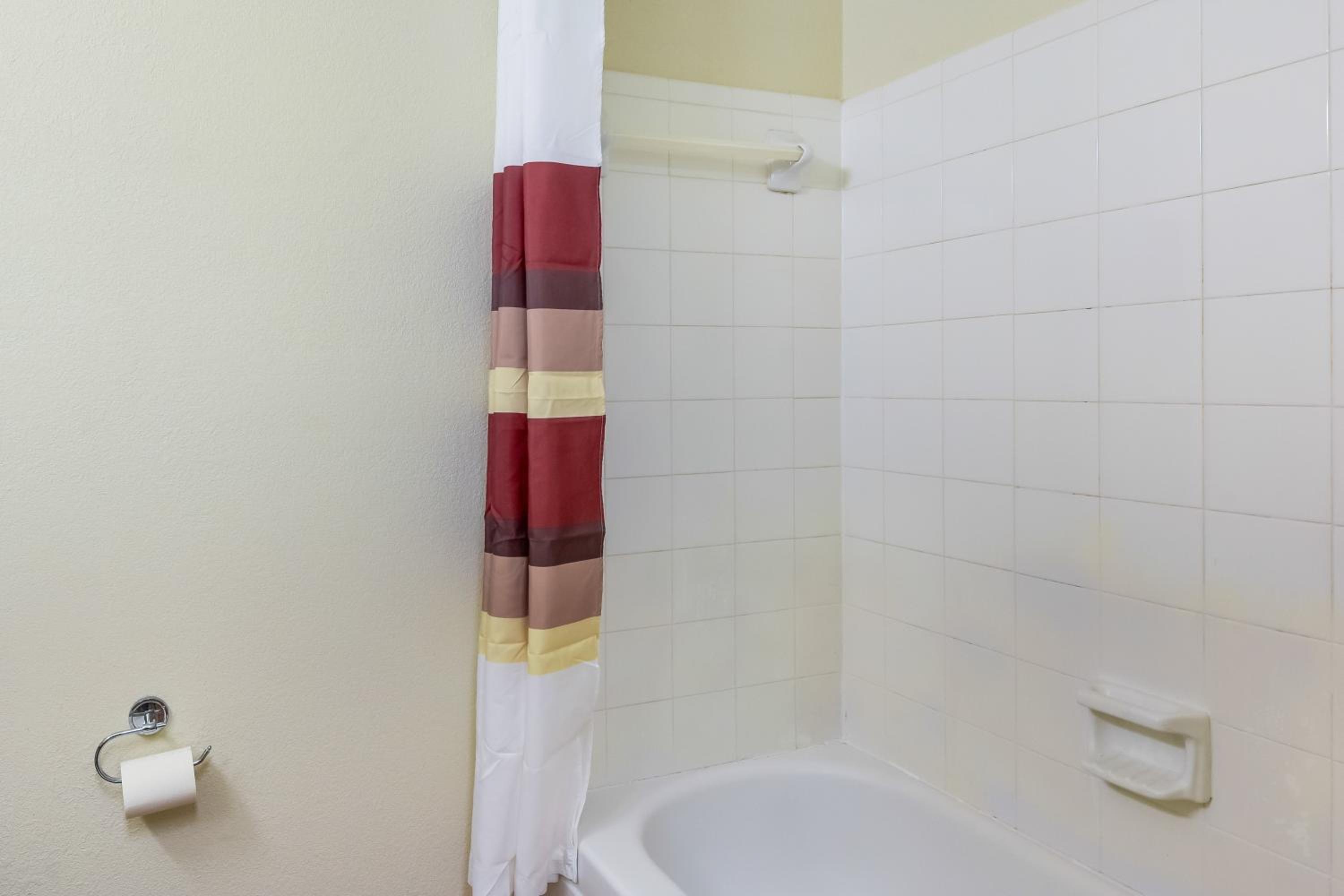 Studio Queen Room Disability Access Non-Smoking            - Photo 4