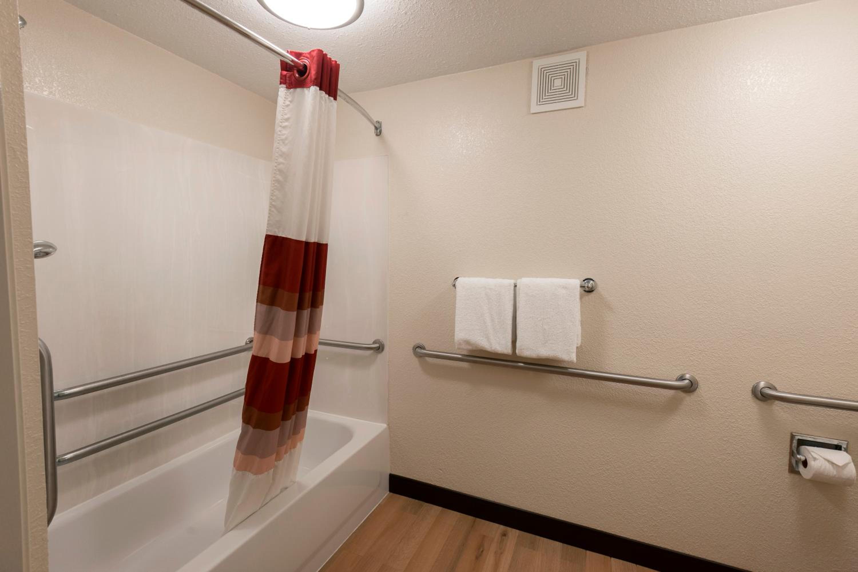 Standard King Room Disability Access Smoke Free - Photo 4
